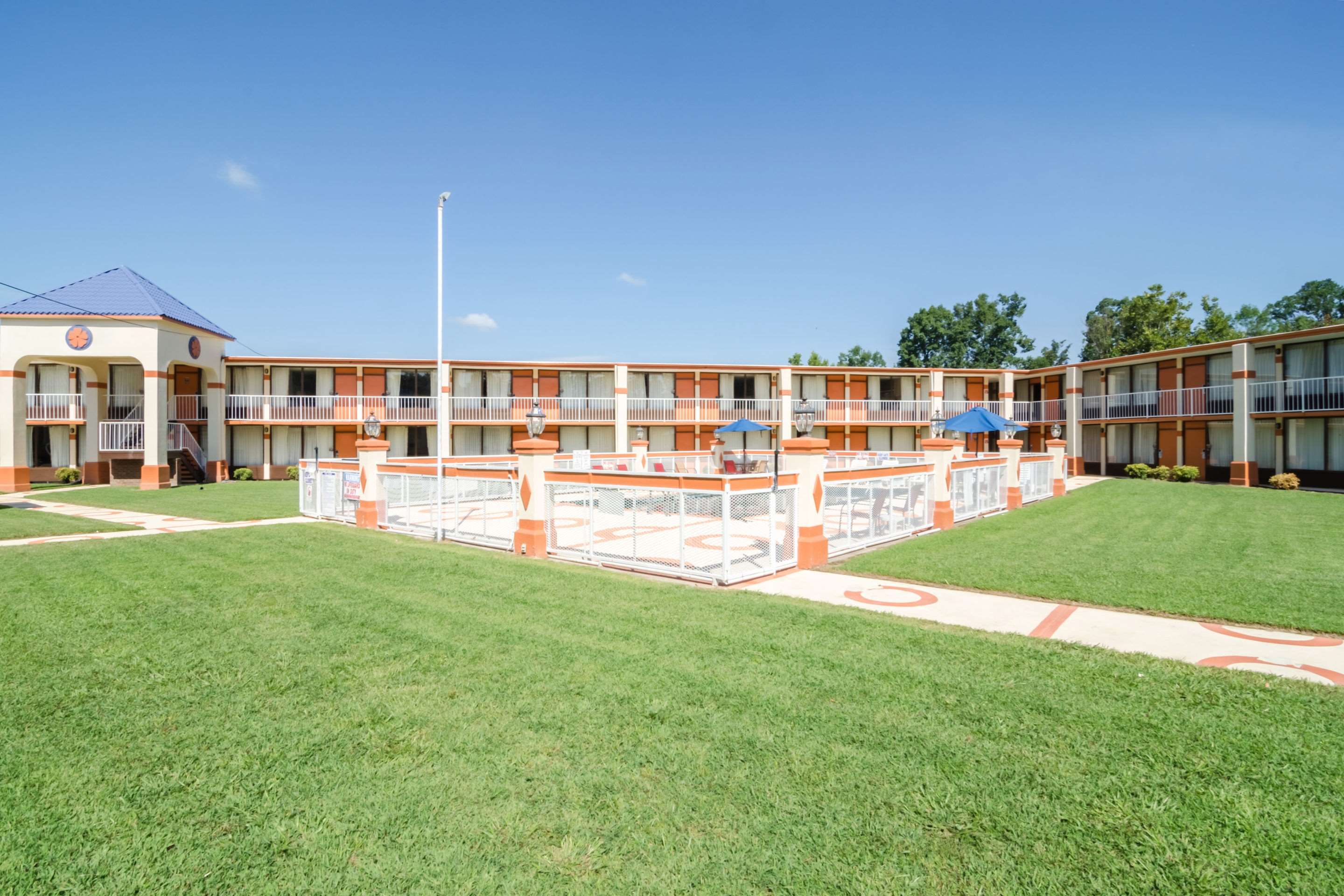 Hotel exterior | Rodeway Inn & Suites Greensboro Southeast