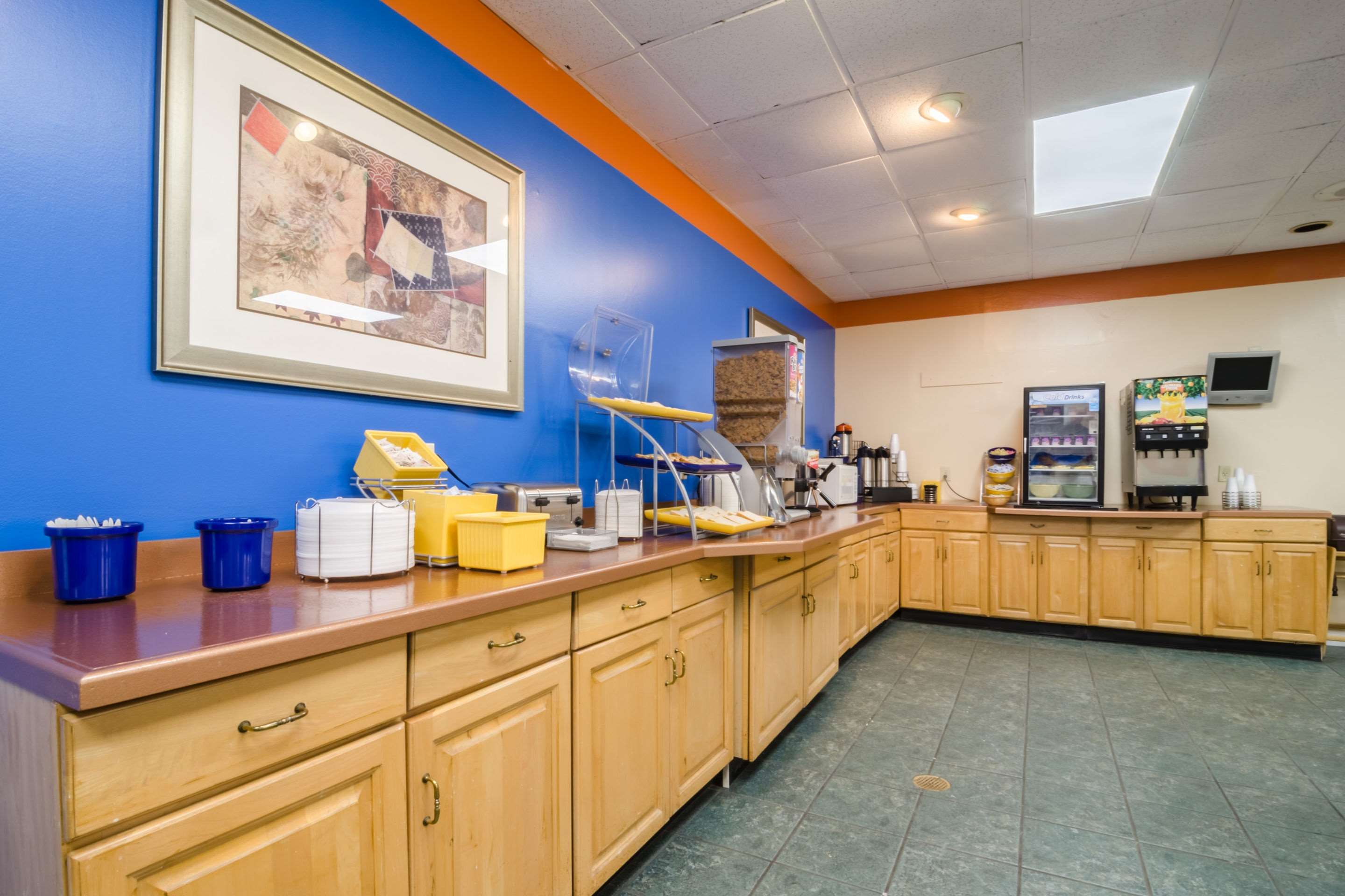 Breakfast area | Rodeway Inn & Suites Greensboro Southeast