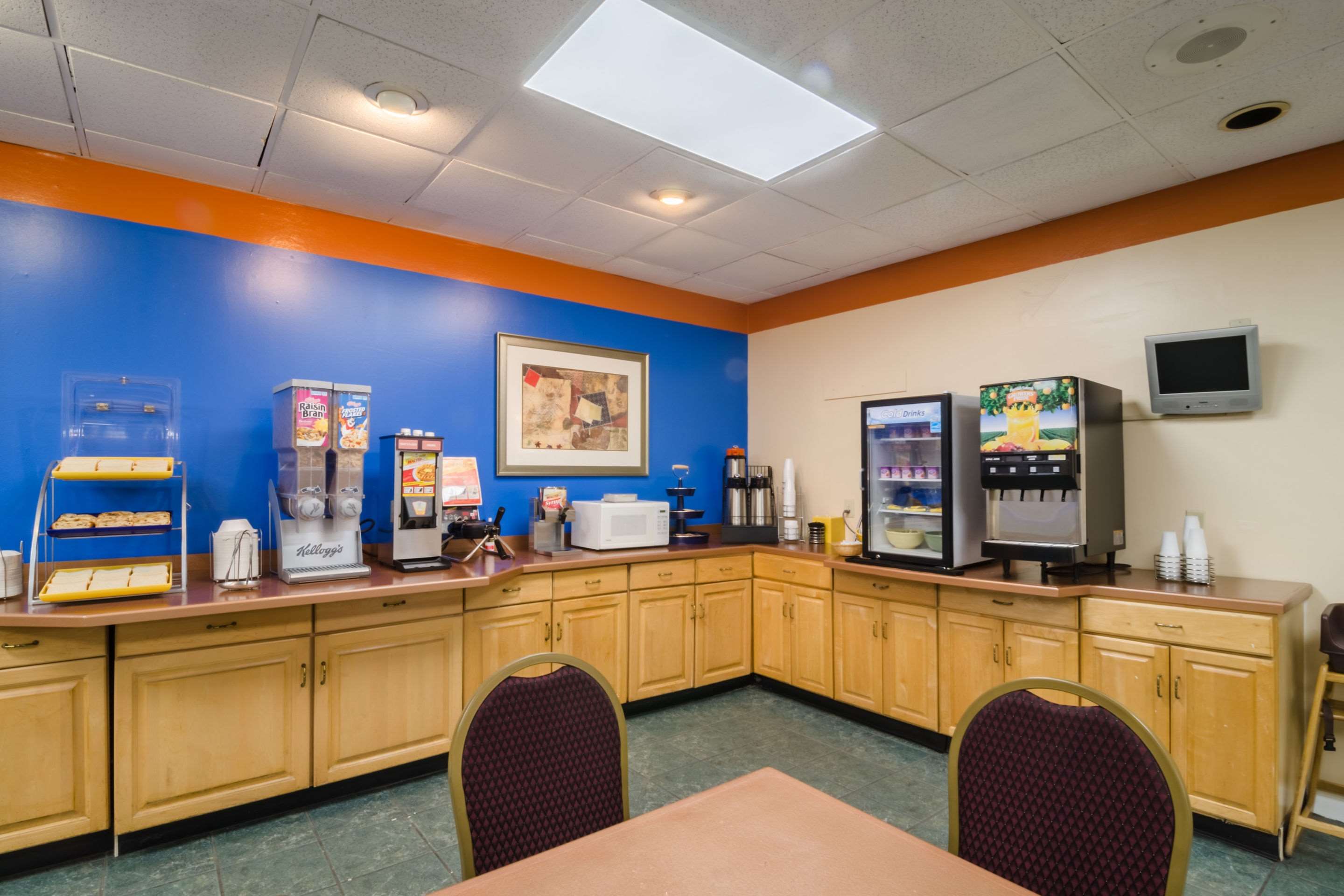 Breakfast area | Rodeway Inn & Suites Greensboro Southeast