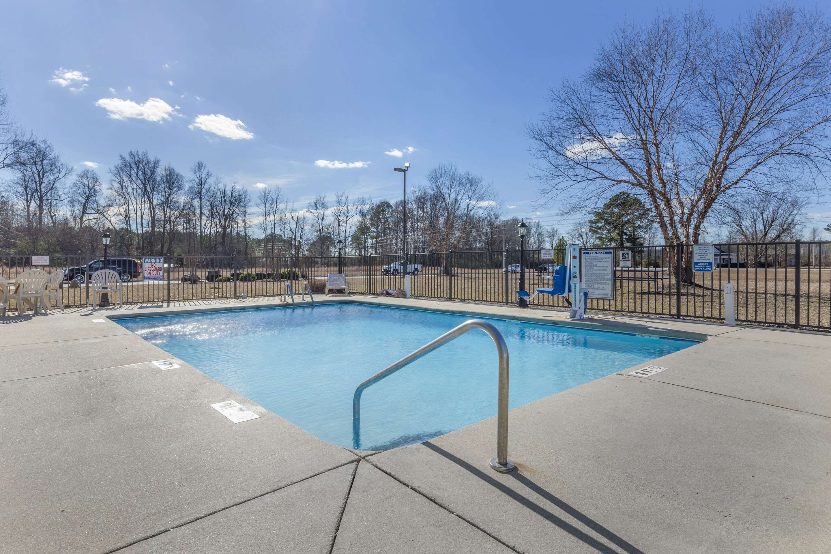 Outdoor pool | Comfort Suites Wilson I-95