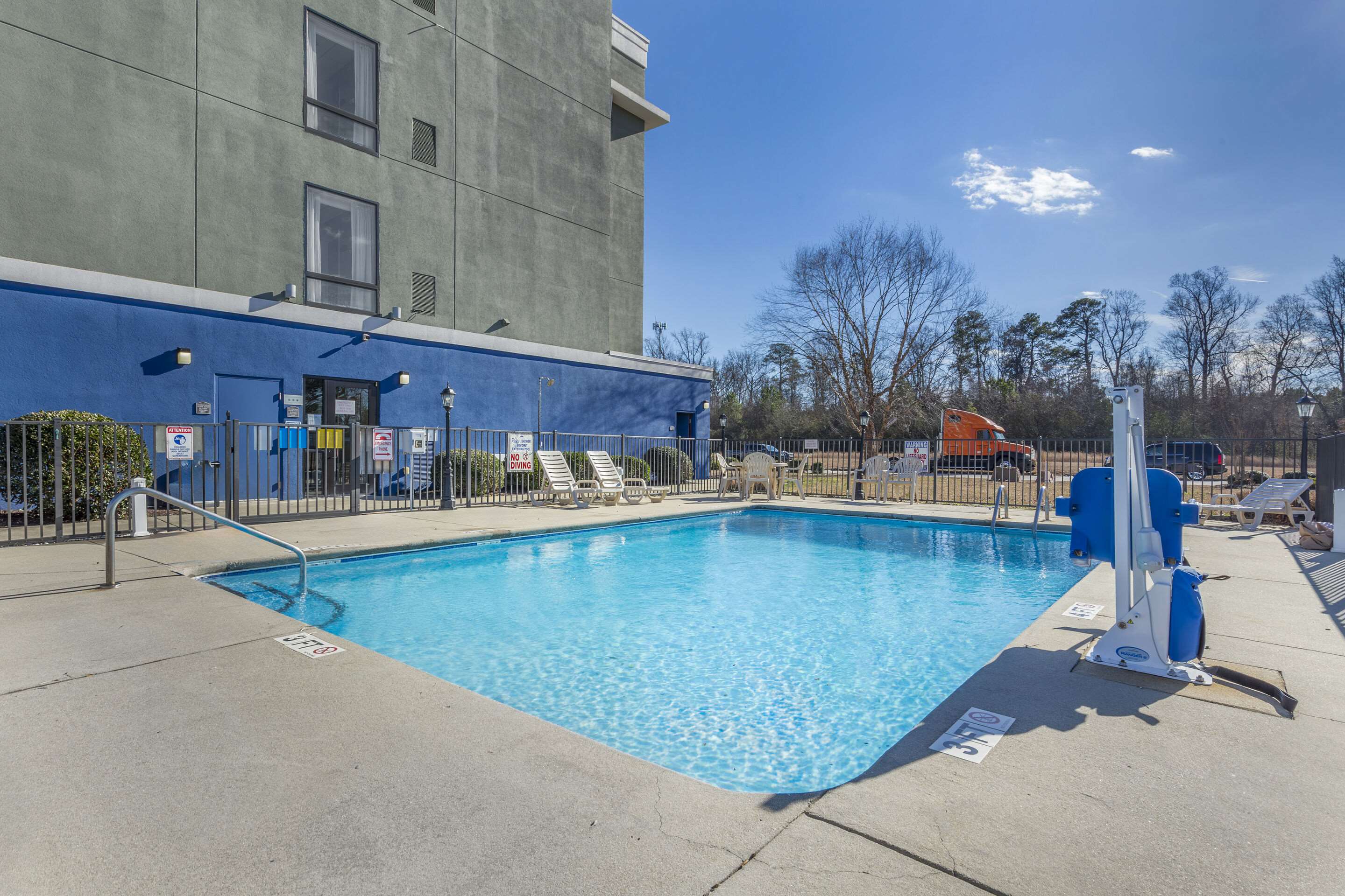 Outdoor pool | Comfort Suites Wilson I-95