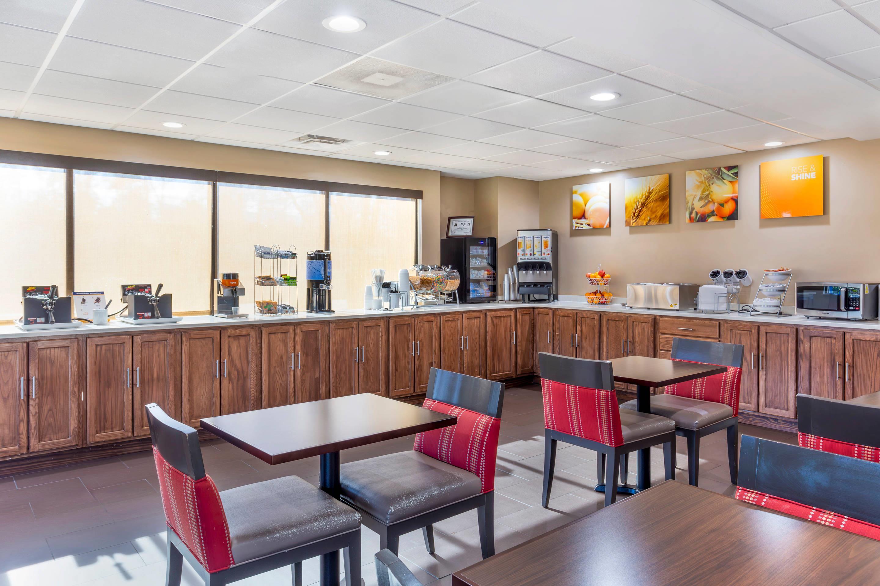 Breakfast area | Comfort Suites Wilson I-95