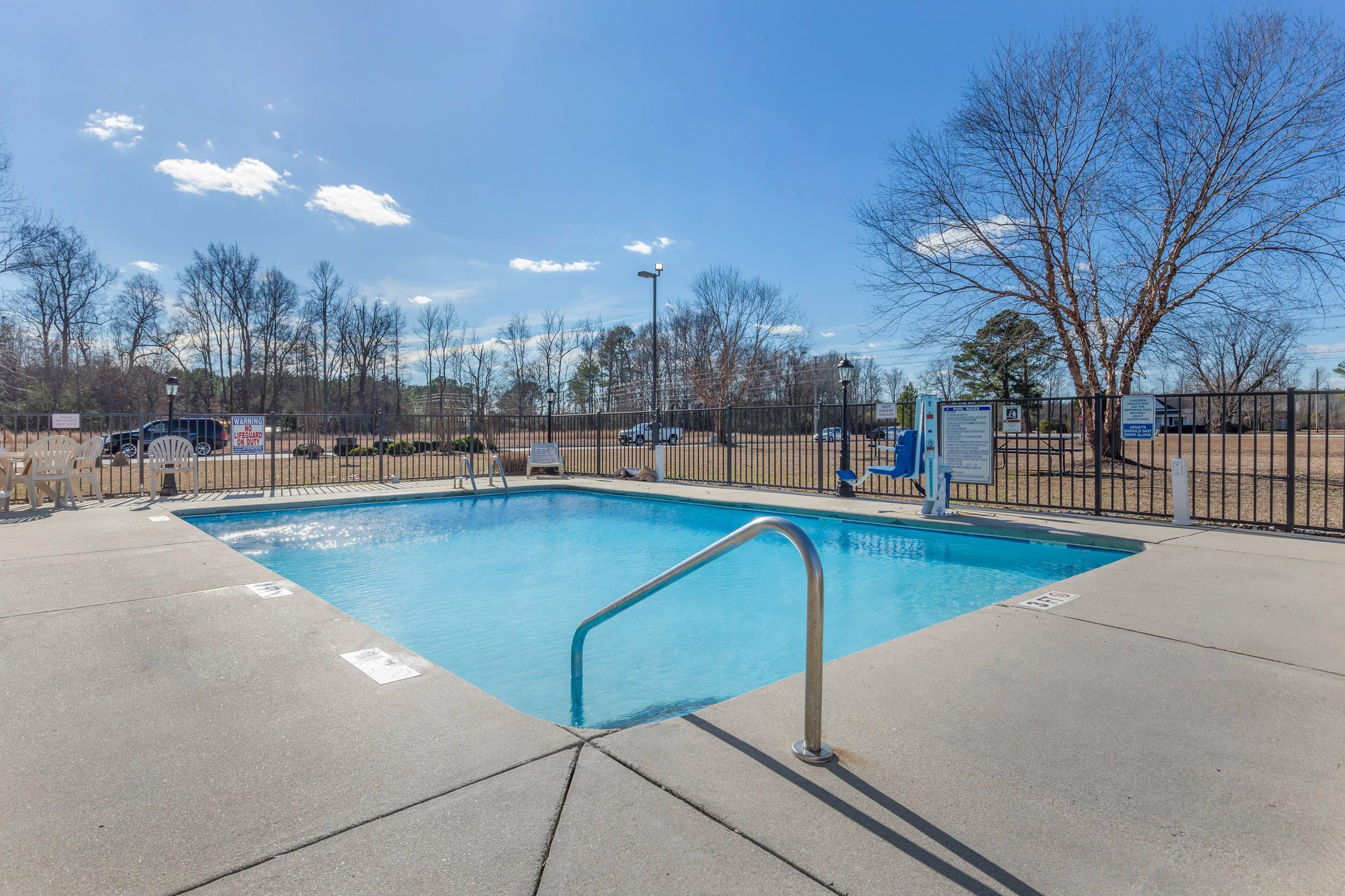 Outdoor pool | Comfort Suites Wilson I-95