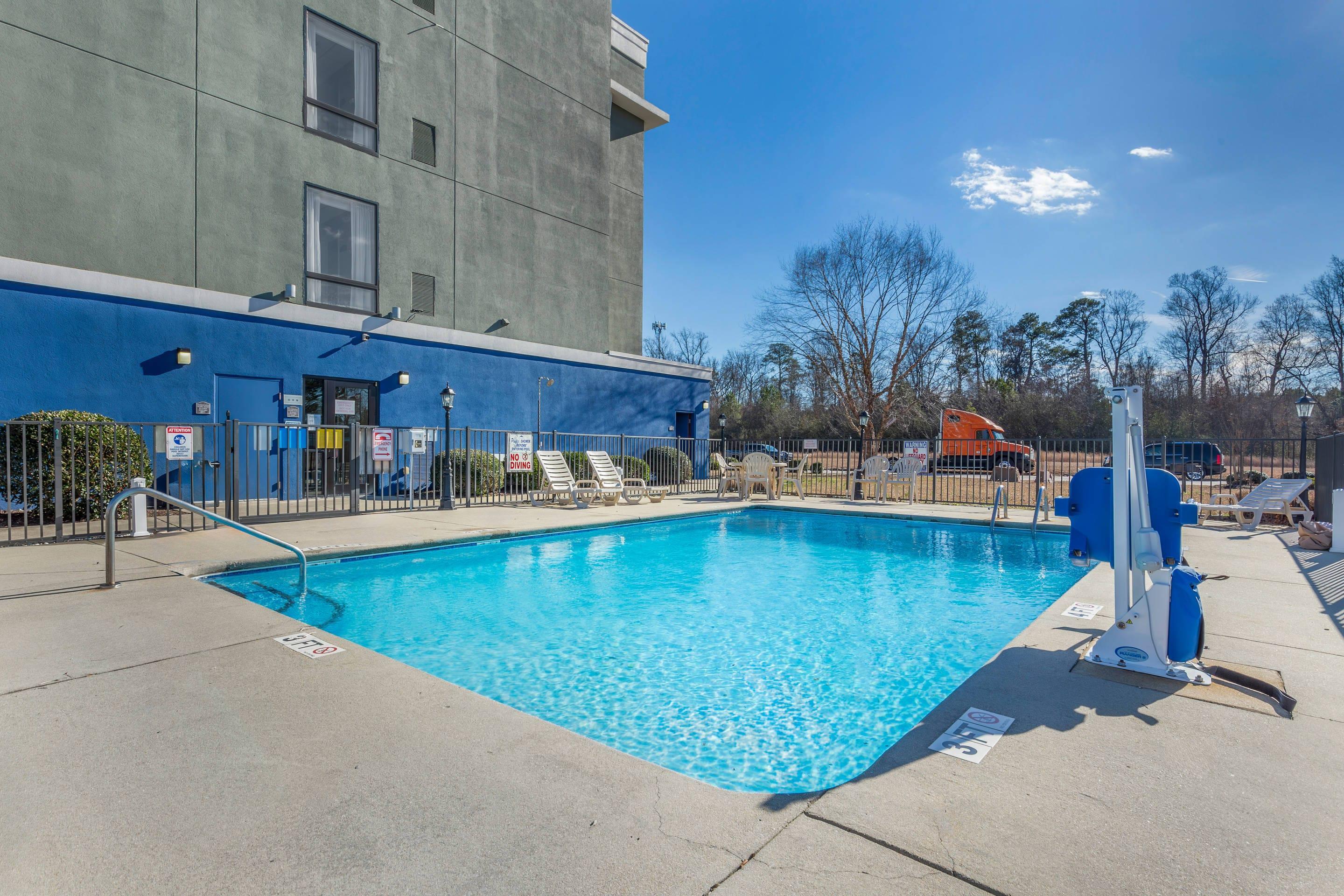 Outdoor pool | Comfort Suites Wilson I-95