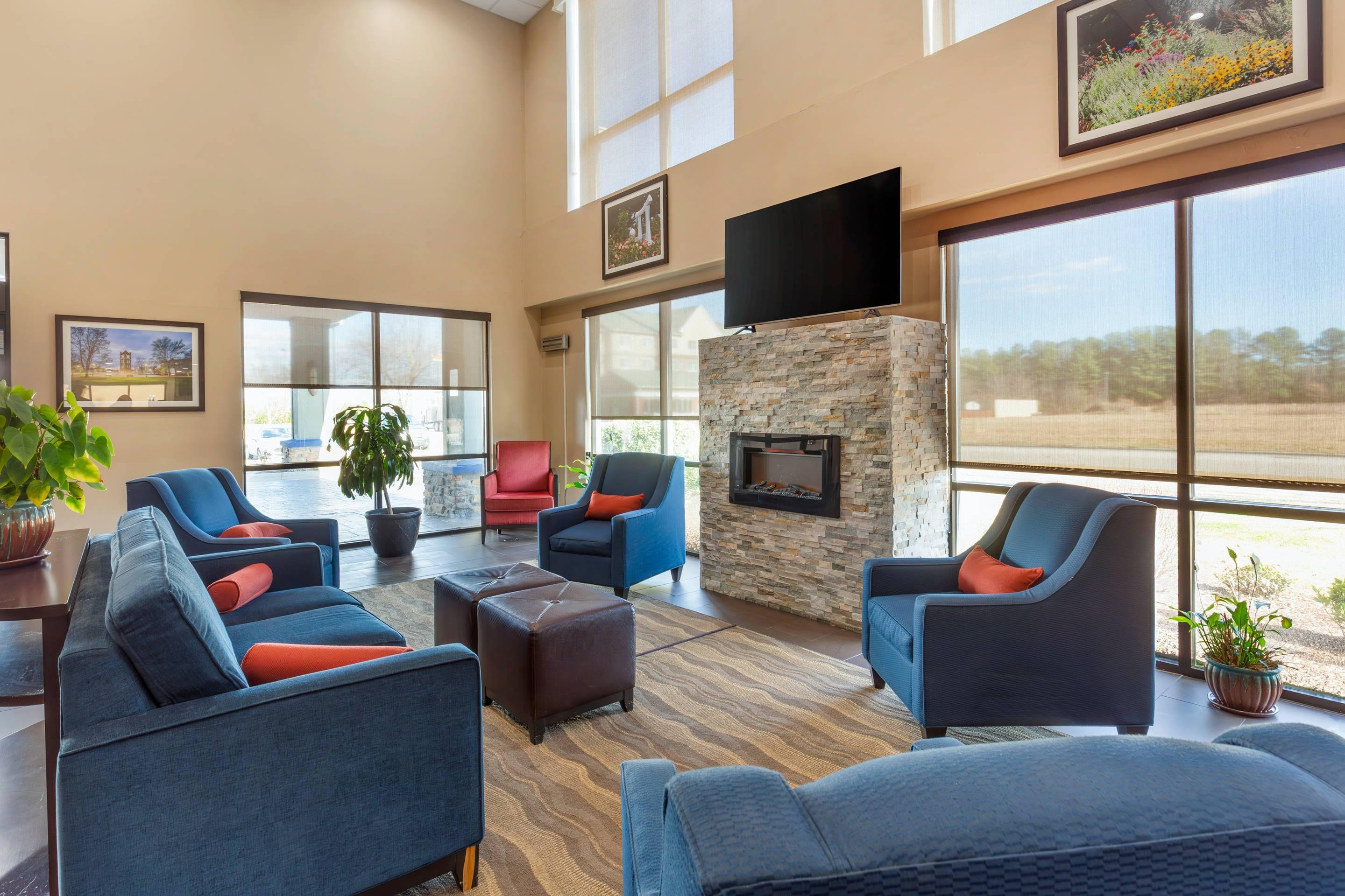 Lobby with sitting area | Comfort Suites Wilson I-95