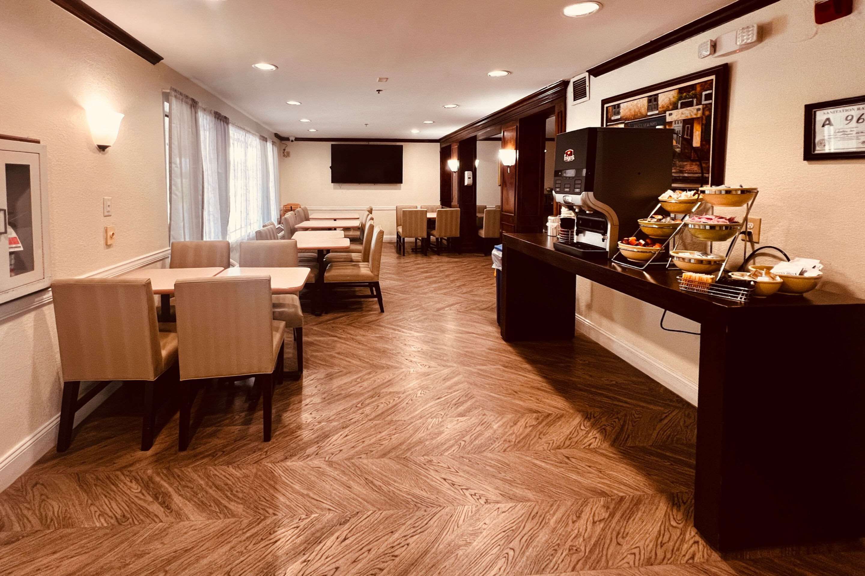Enjoy breakfast in this seating area | Quality Inn