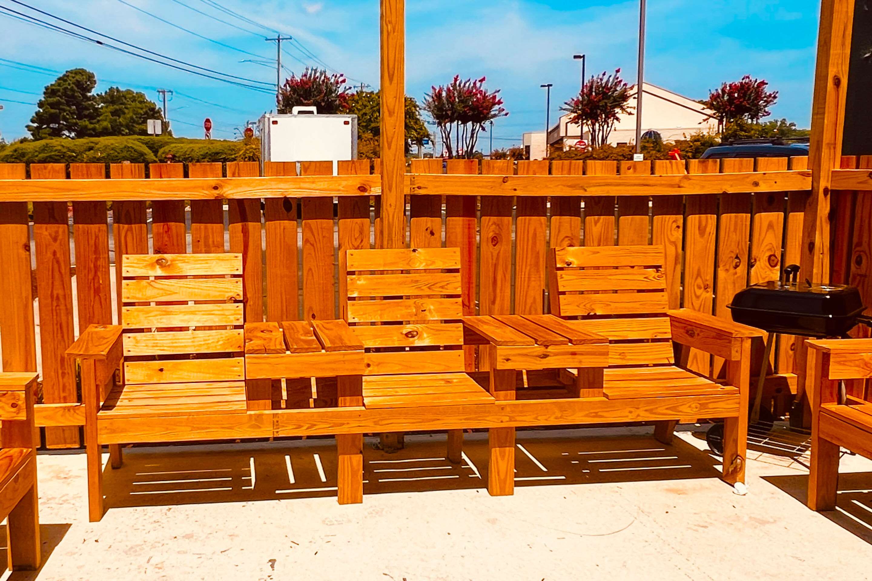 Hotel patio | Quality Inn