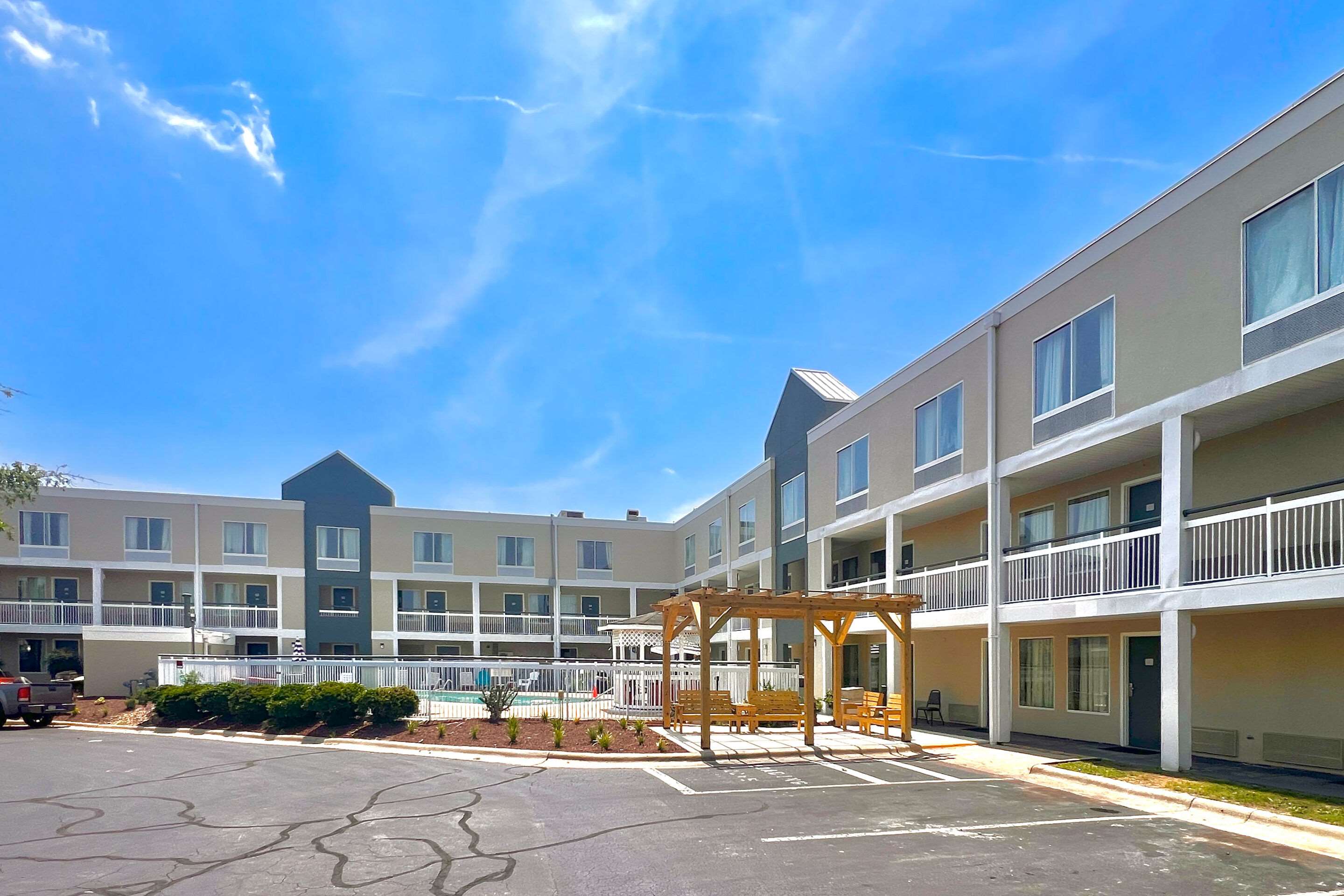 Hotel patio | Quality Inn