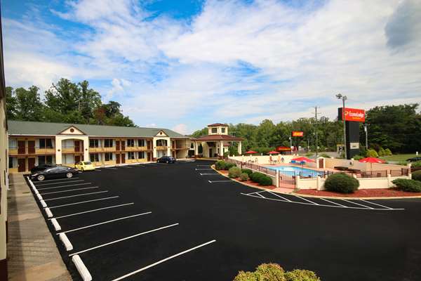 Exterior view - Econo Lodge Pilot Mountain