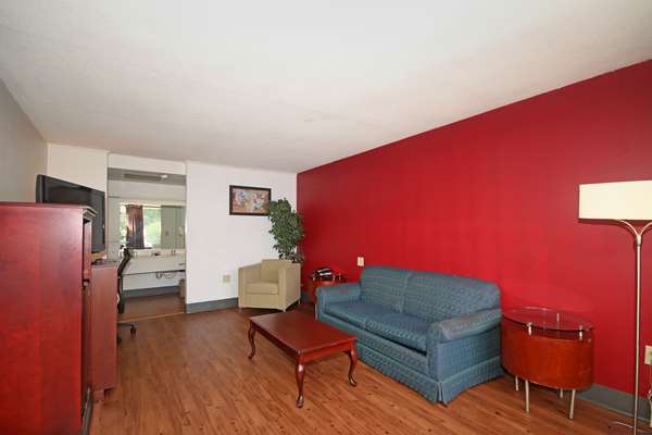  - Econo Lodge Pilot Mountain