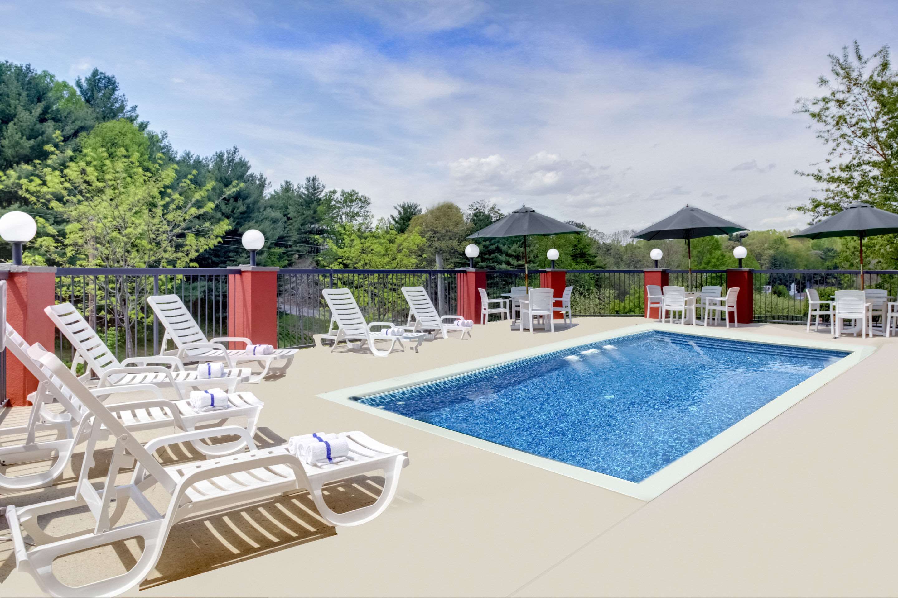Outdoor pool | Clarion Inn Biltmore Village