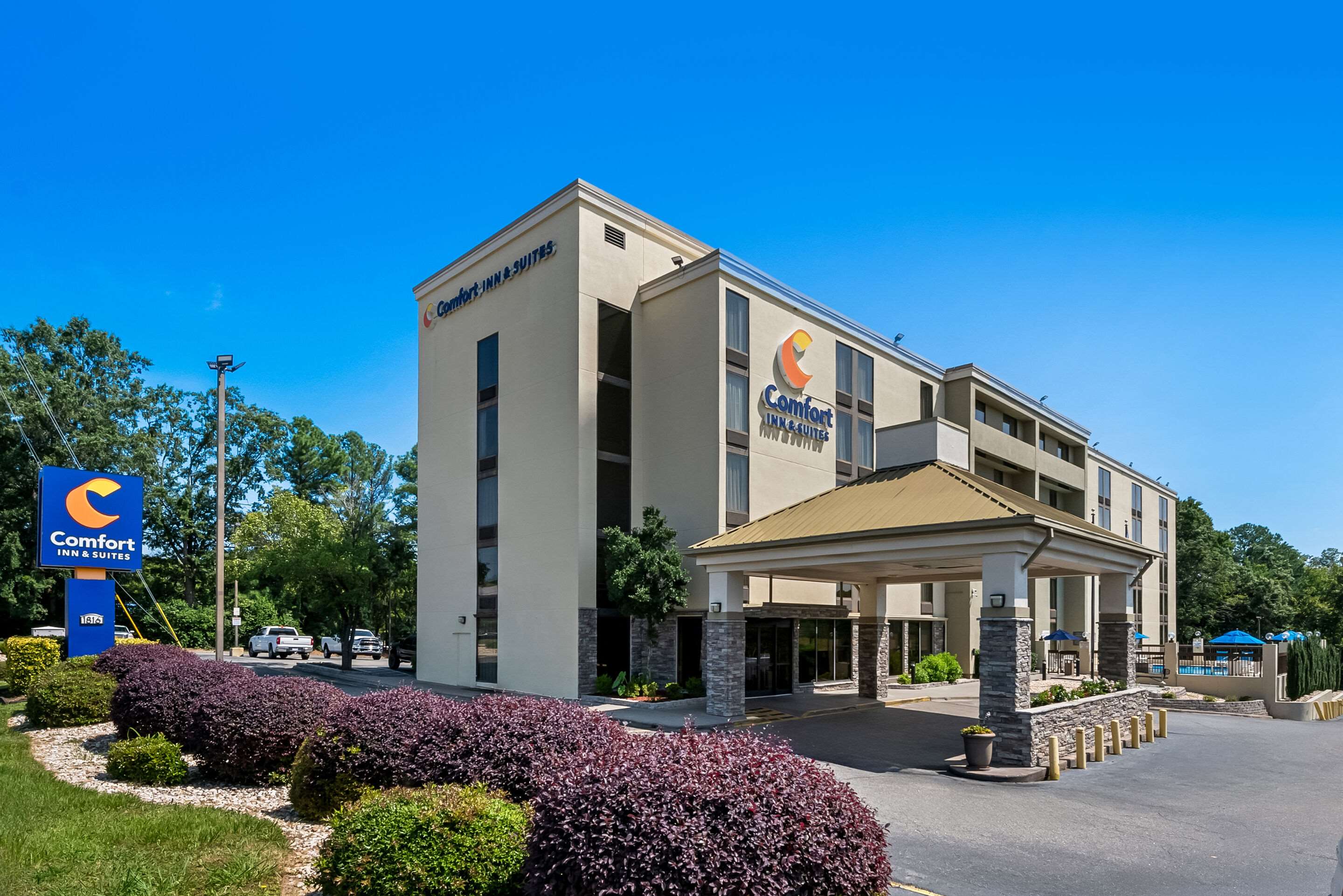 Hotel exterior | Comfort Inn & Suites Durham near Duke University