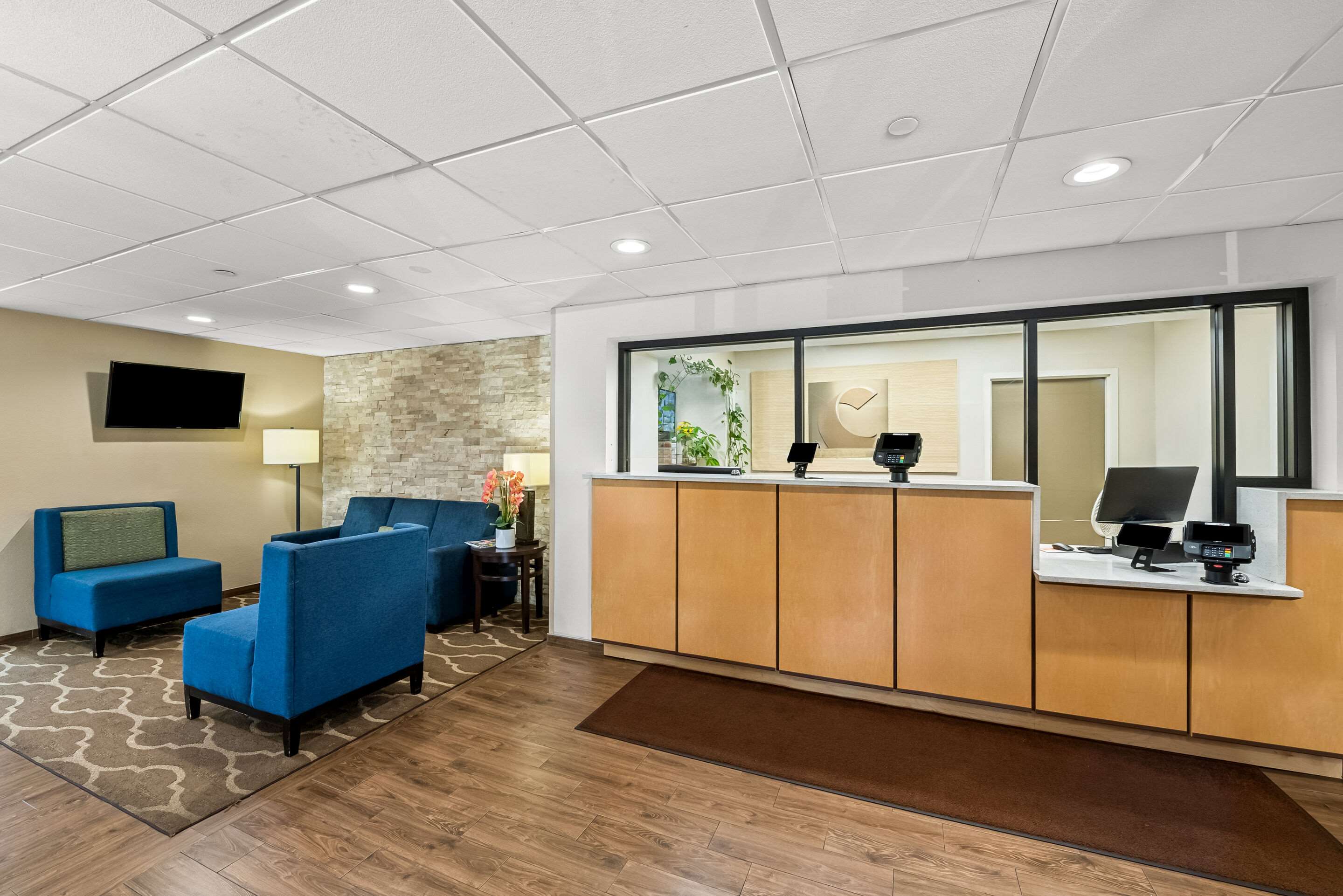 Front desk | Comfort Inn & Suites Durham near Duke University