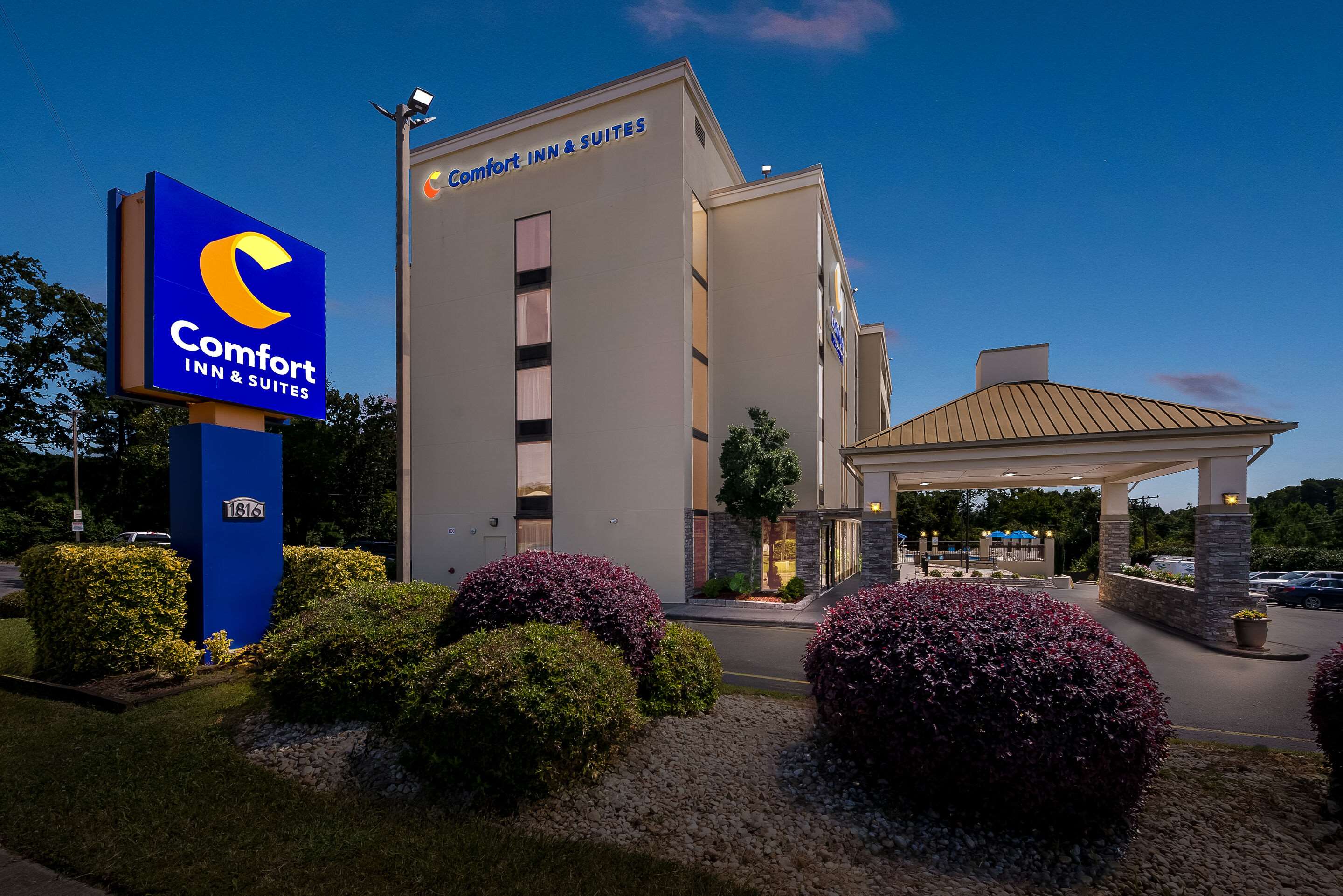 Hotel exterior | Comfort Inn & Suites Durham near Duke University