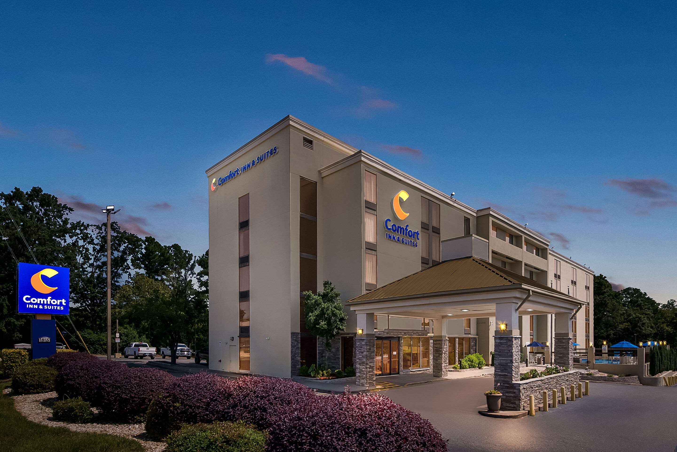 Hotel exterior | Comfort Inn & Suites Durham near Duke University