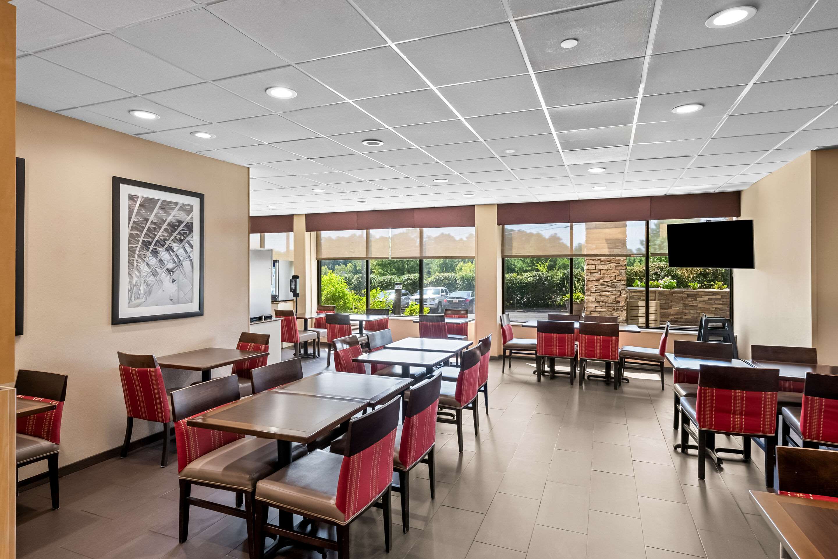 Breakfast area | Comfort Inn & Suites Durham near Duke University