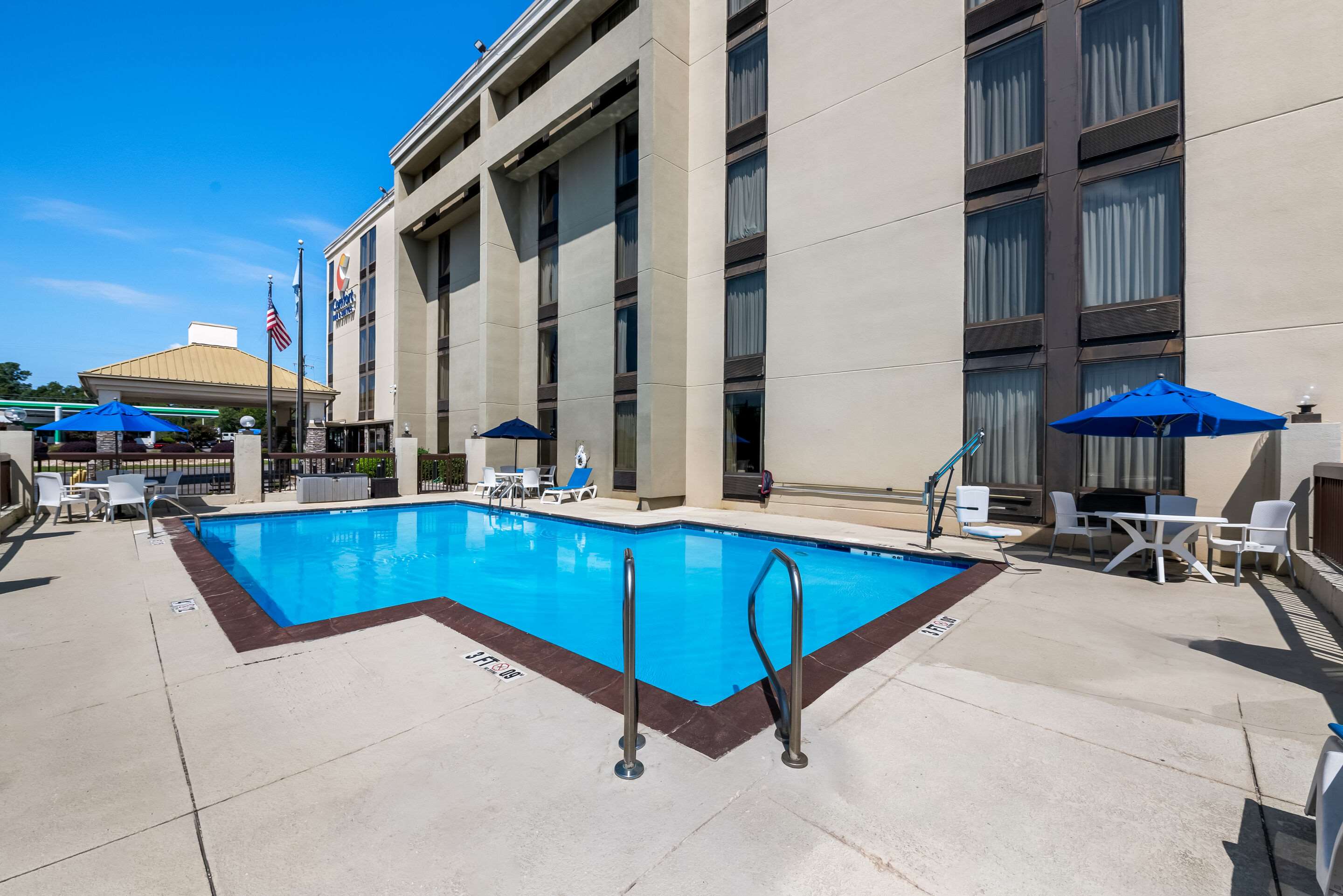 Outdoor pool | Comfort Inn & Suites Durham near Duke University