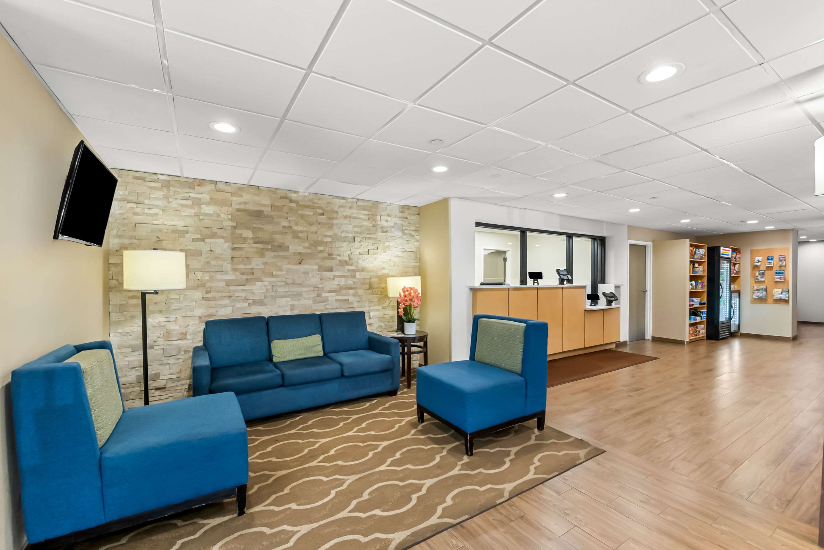 Lobby with sitting area | Comfort Inn & Suites Durham near Duke University