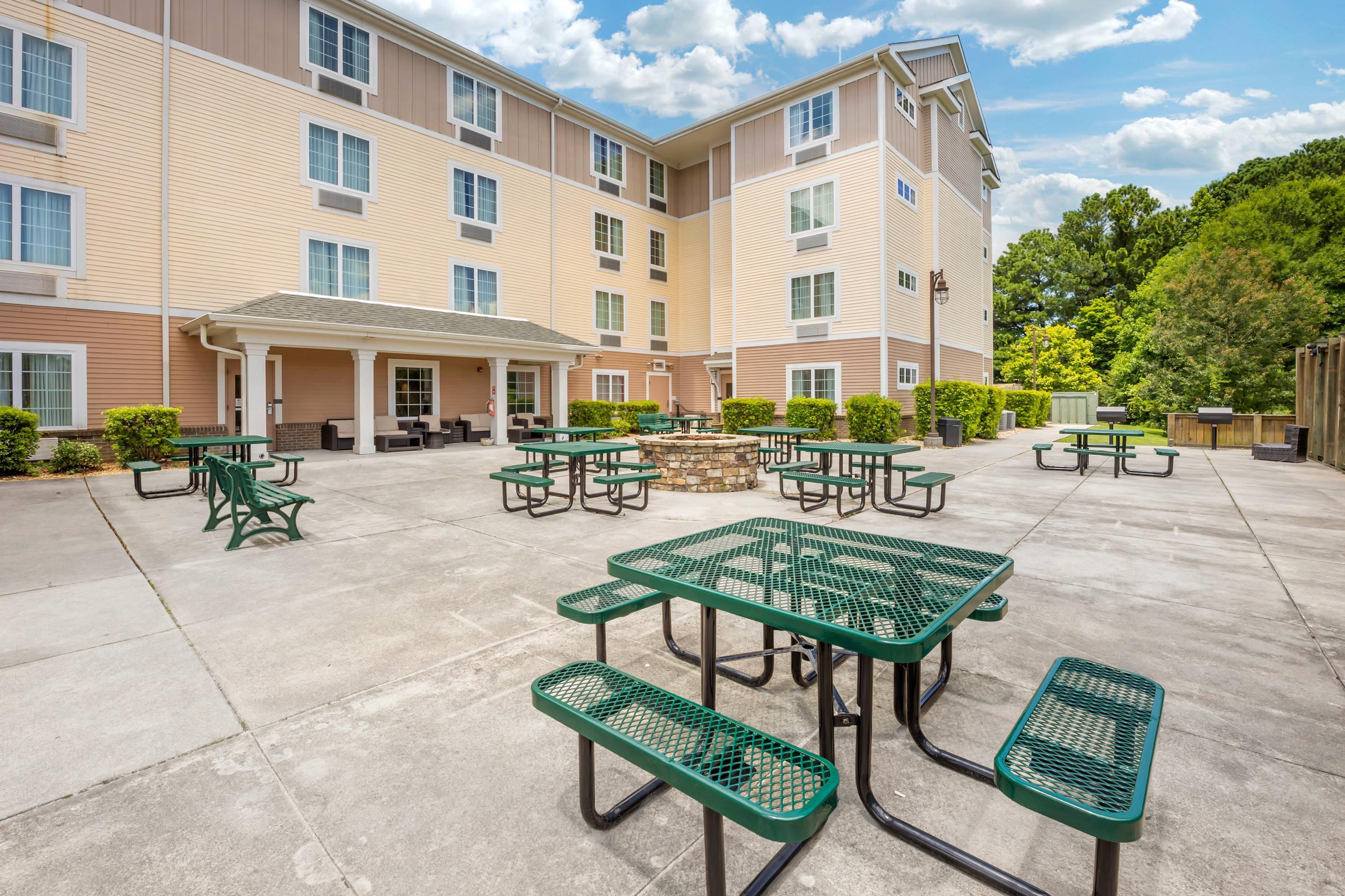Courtyard with BBQ | MainStay Suites Jacksonville near Camp Lejeune