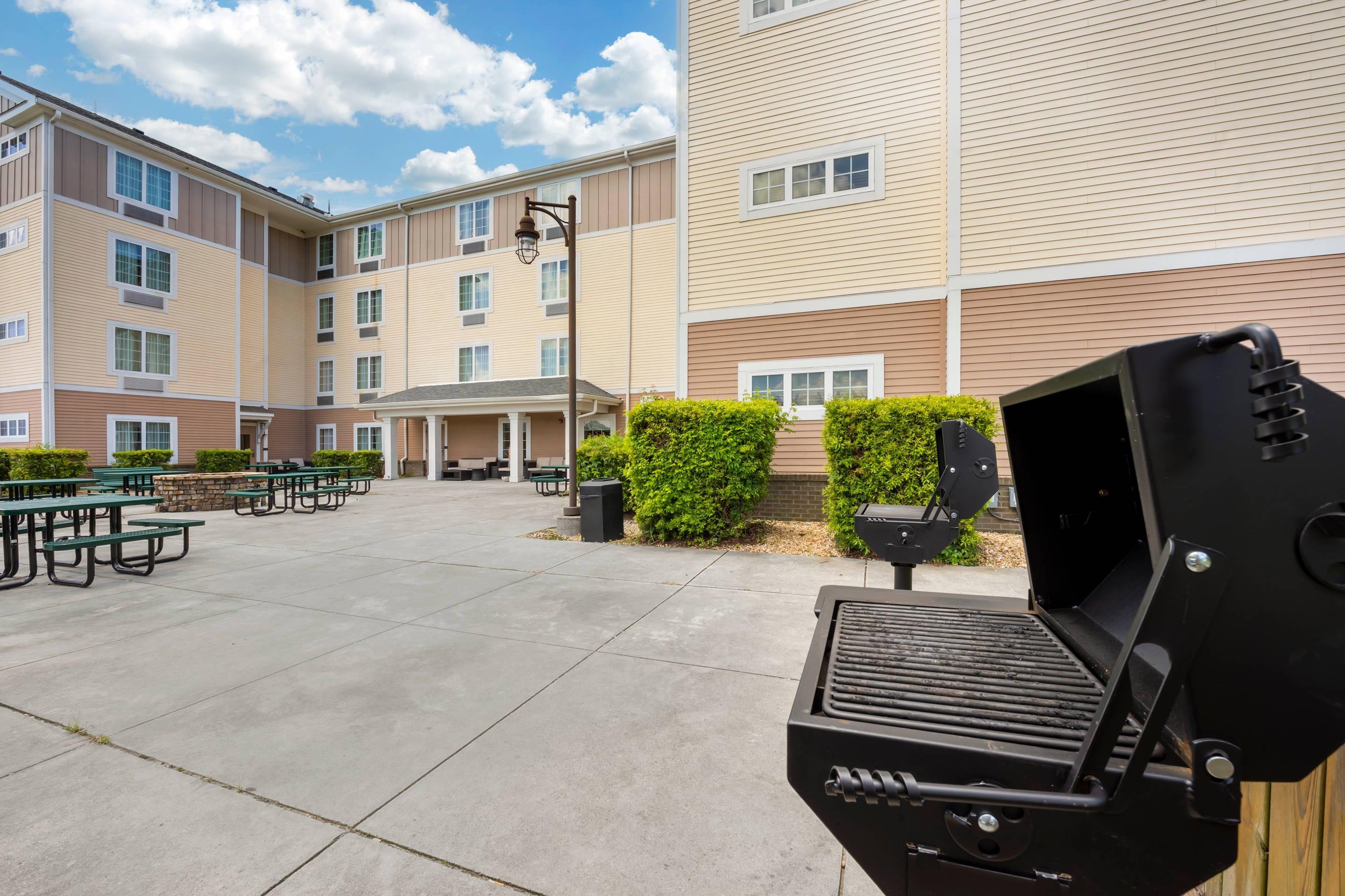 Courtyard with BBQ | MainStay Suites Jacksonville near Camp Lejeune