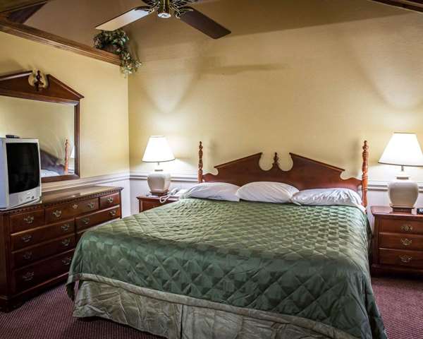 Suite - Rodeway Inn & Suites Plymouth