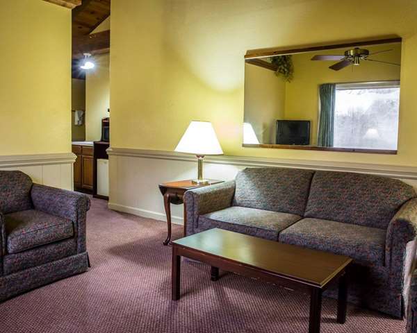 Suite - Rodeway Inn & Suites Plymouth
