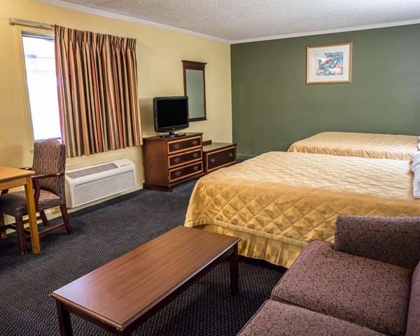 Suite - Rodeway Inn & Suites Plymouth