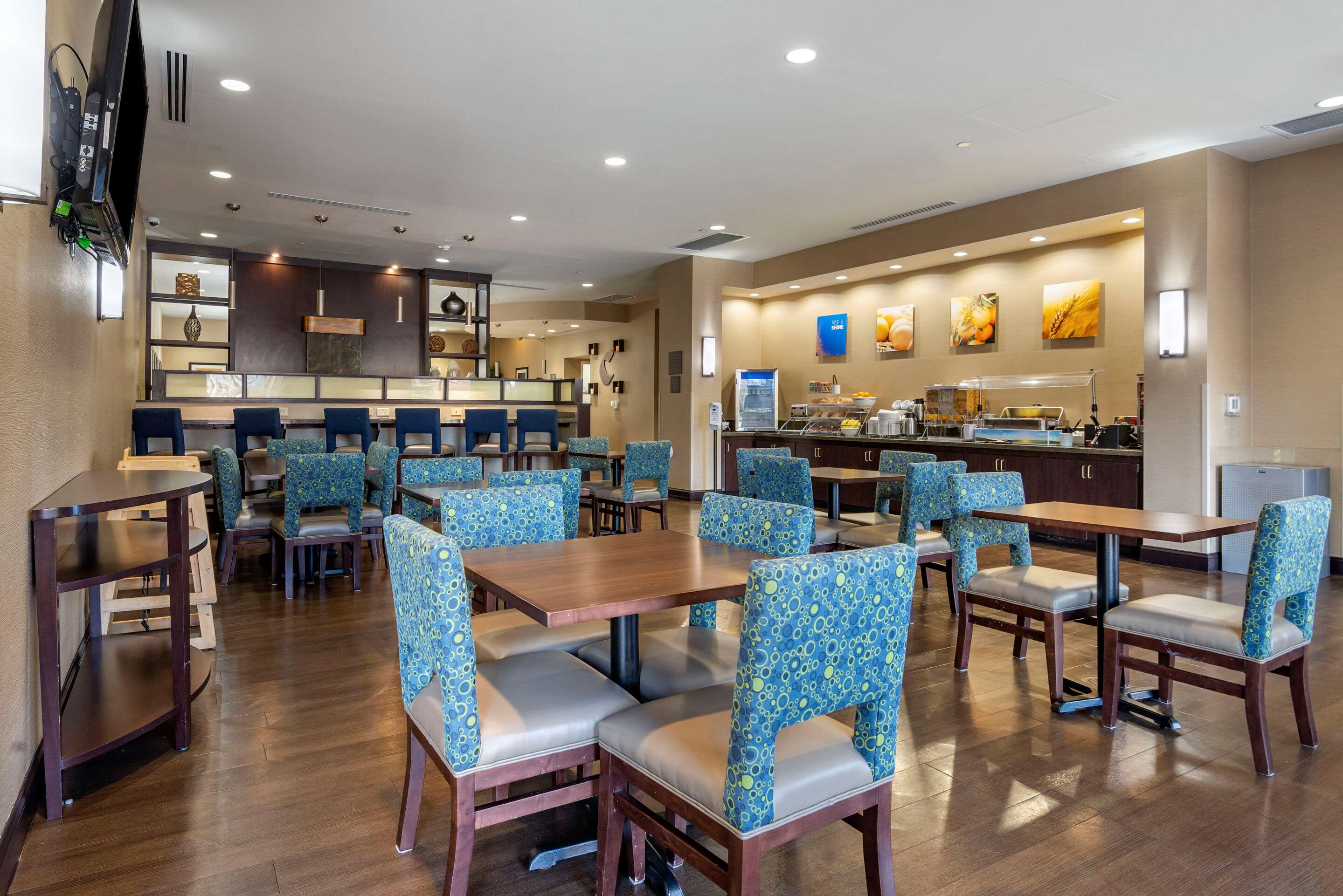 Enjoy breakfast in this seating area | Comfort Suites Lake Norman - Huntersville
