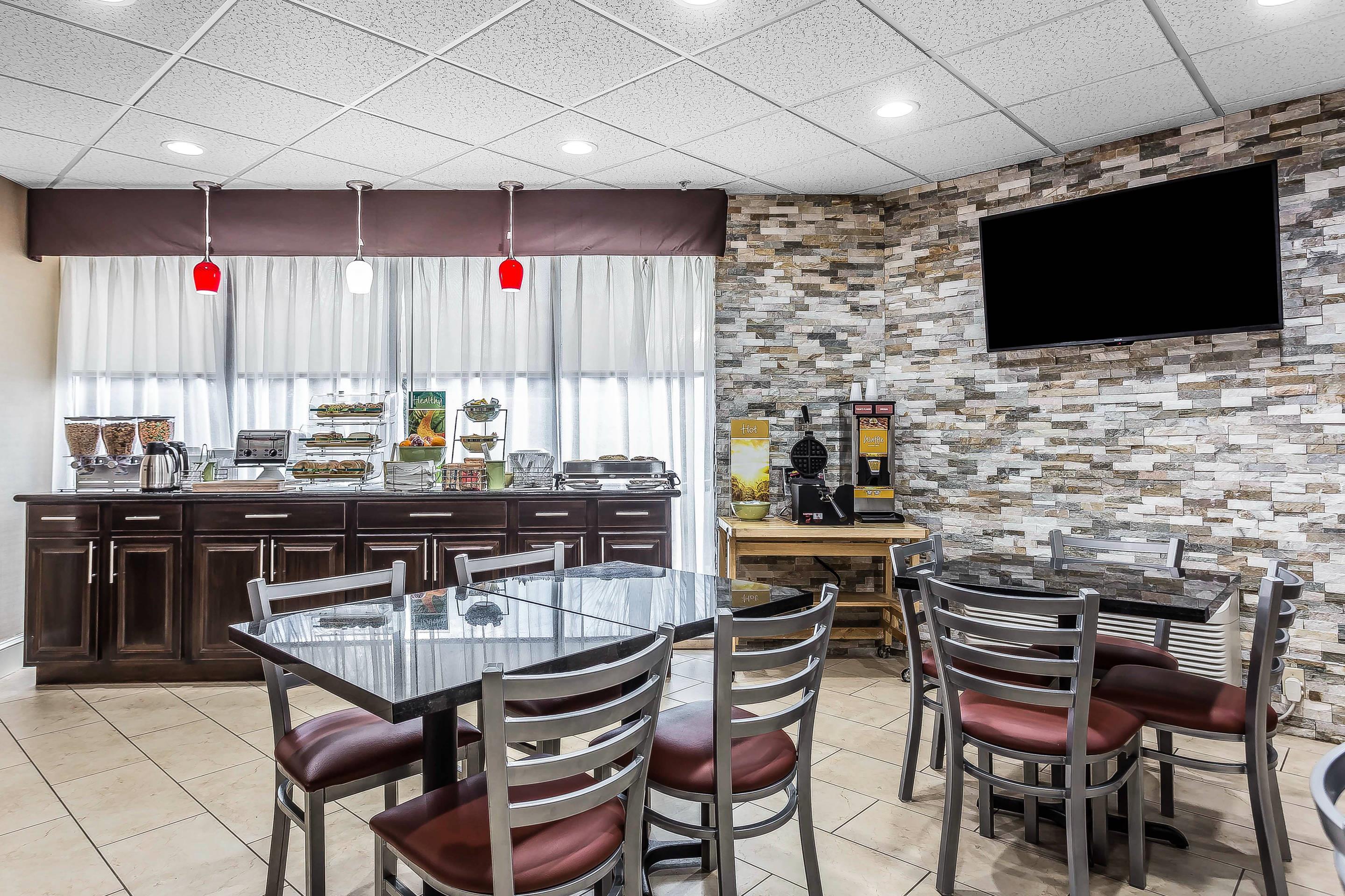 Enjoy breakfast in this seating area | Quality Inn & Suites