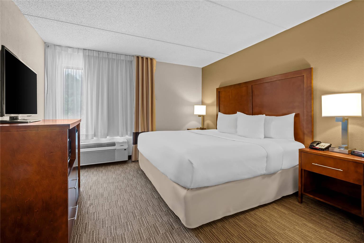 COMFORT INN AND SUITES OXFORD-guestroom-Guest Room,Suite,On-Site.jpg