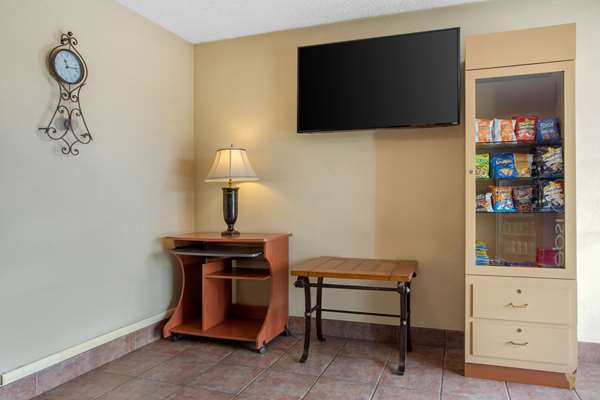  - Rodeway Inn Asheville - I-40, Exit 44