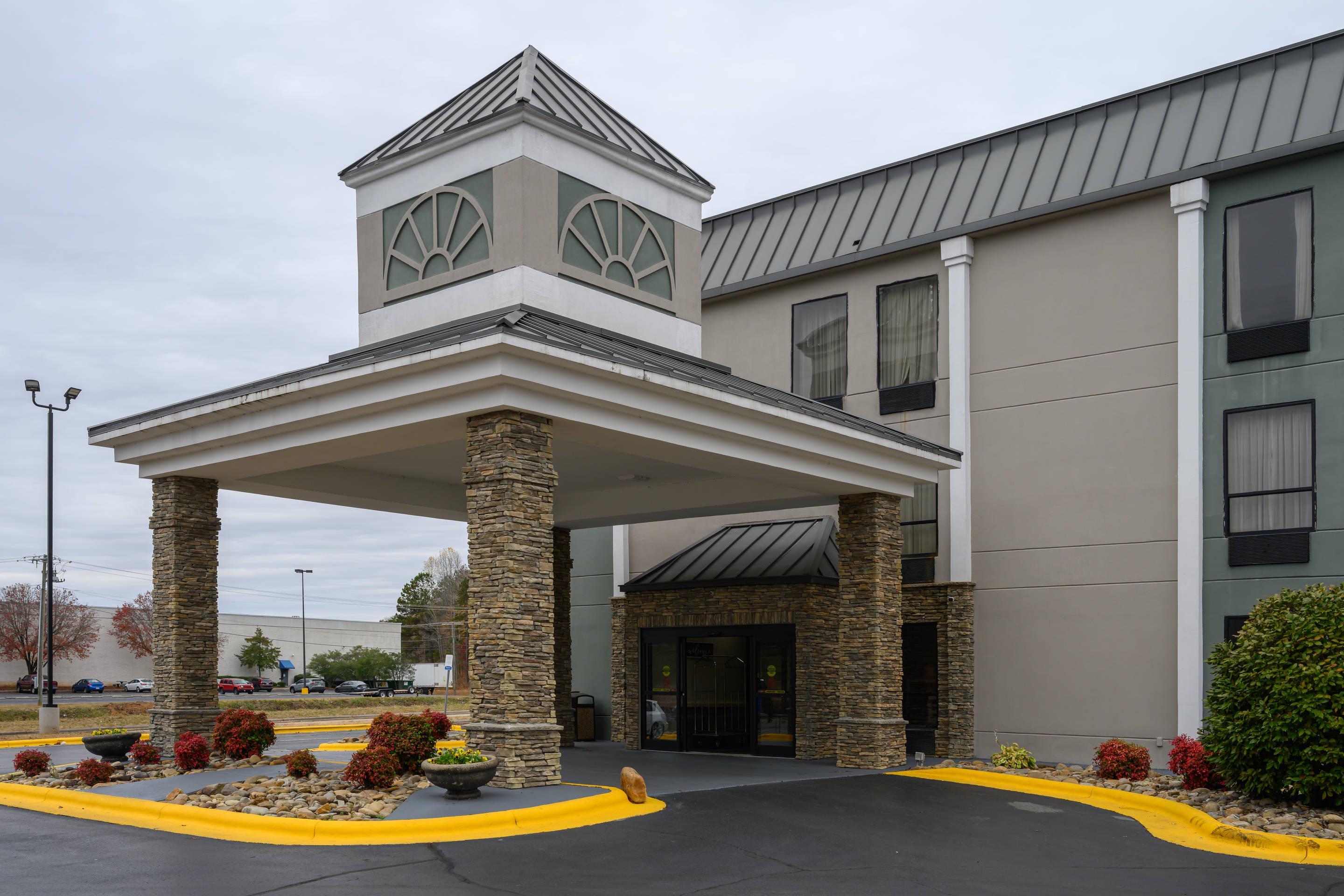 Hotel Entrance | Quality Inn & Suites