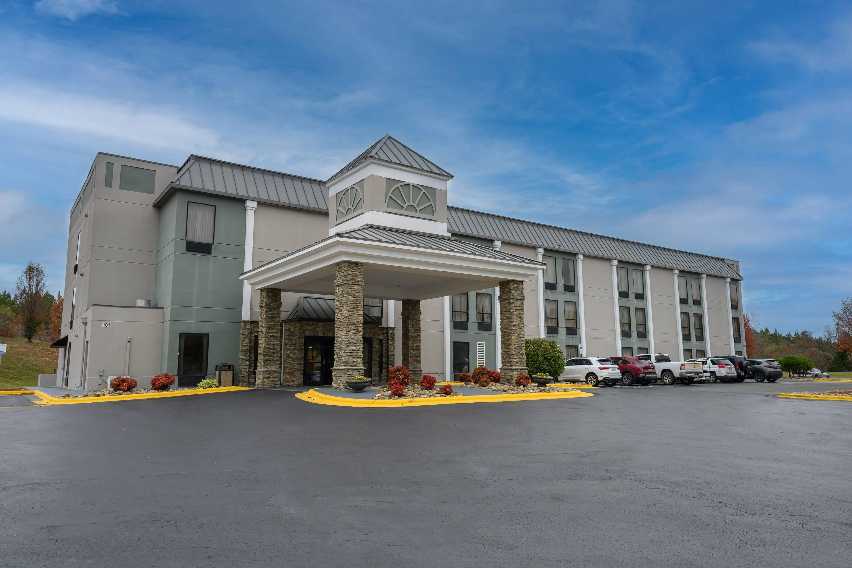 Hotel Entrance | Quality Inn & Suites
