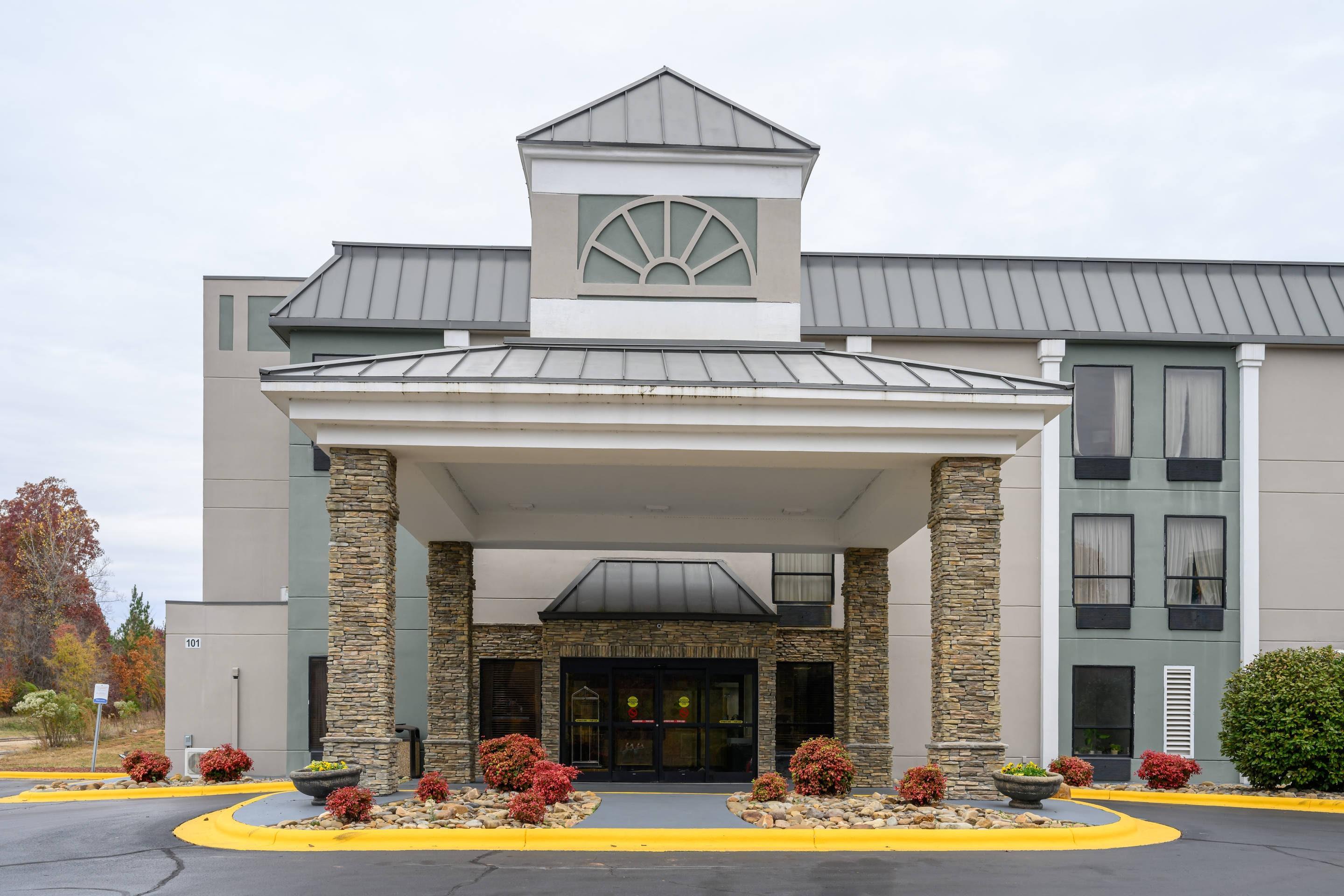 Hotel Entrance | Quality Inn & Suites