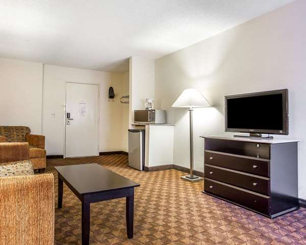 Suite - Quality Inn & Suites Coliseum Greensboro - I-40, Exit 217