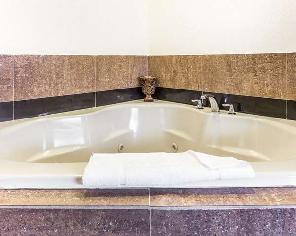 Suite - Quality Inn & Suites Coliseum Greensboro - I-40, Exit 217