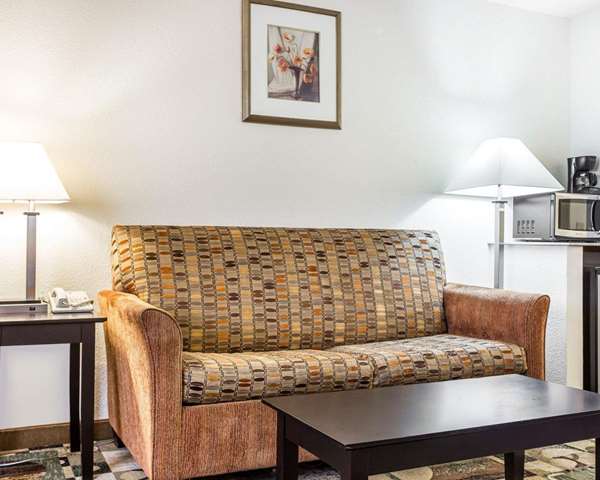 Suite - Quality Inn & Suites Coliseum Greensboro - I-40, Exit 217