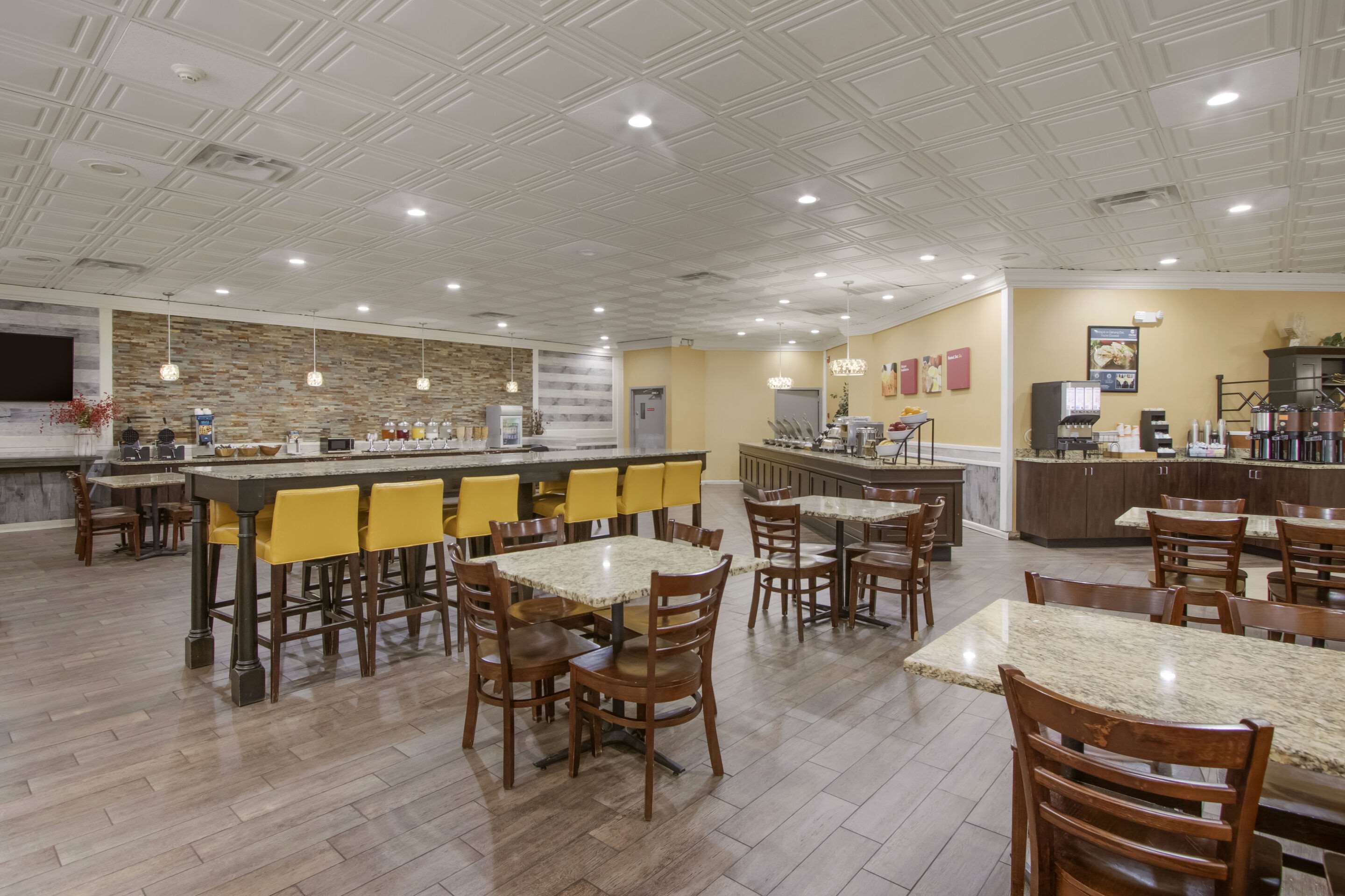 Enjoy breakfast in this seating area | Clarion Inn Asheville Airport
