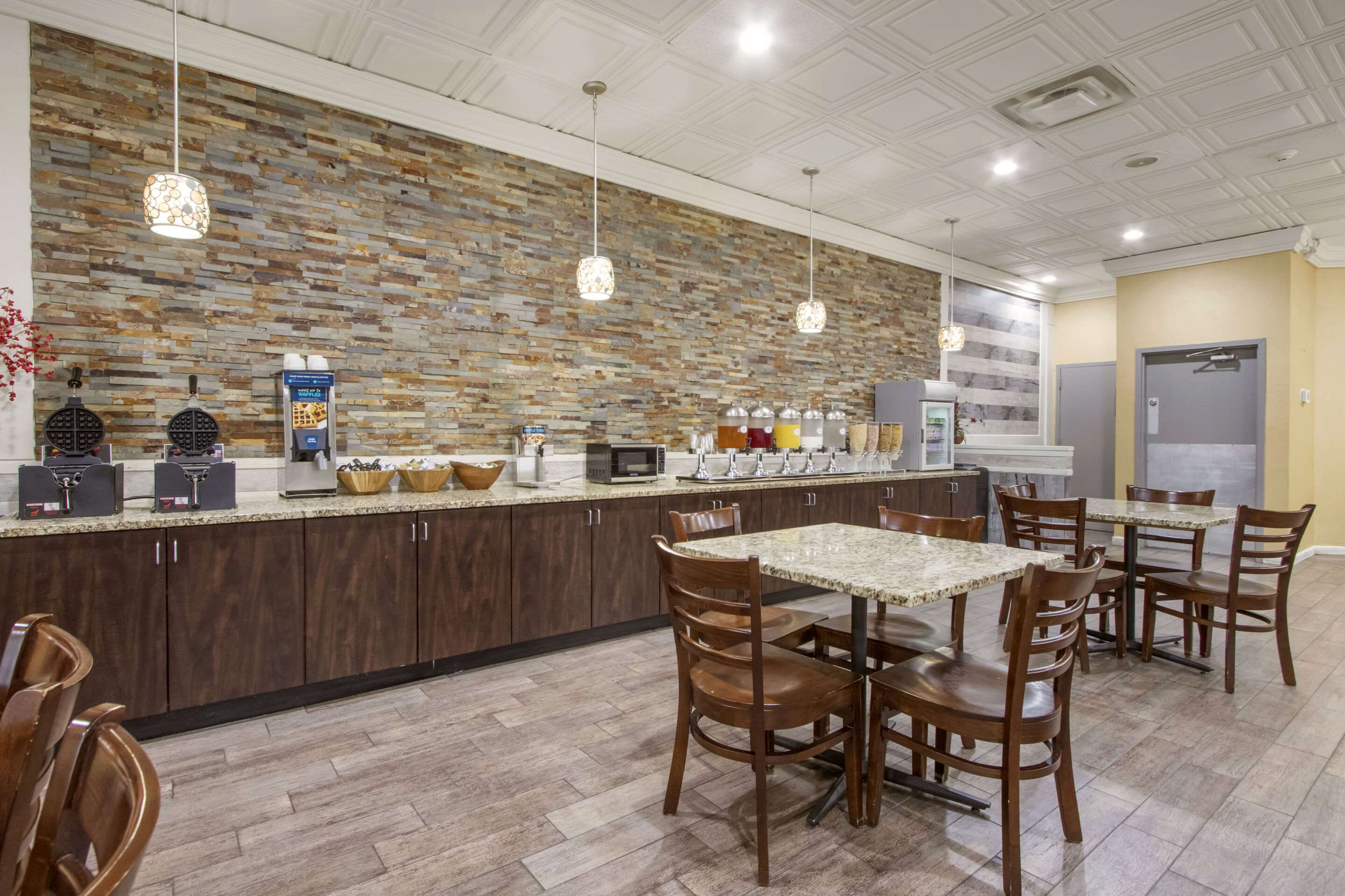 Breakfast area | Clarion Inn Asheville Airport