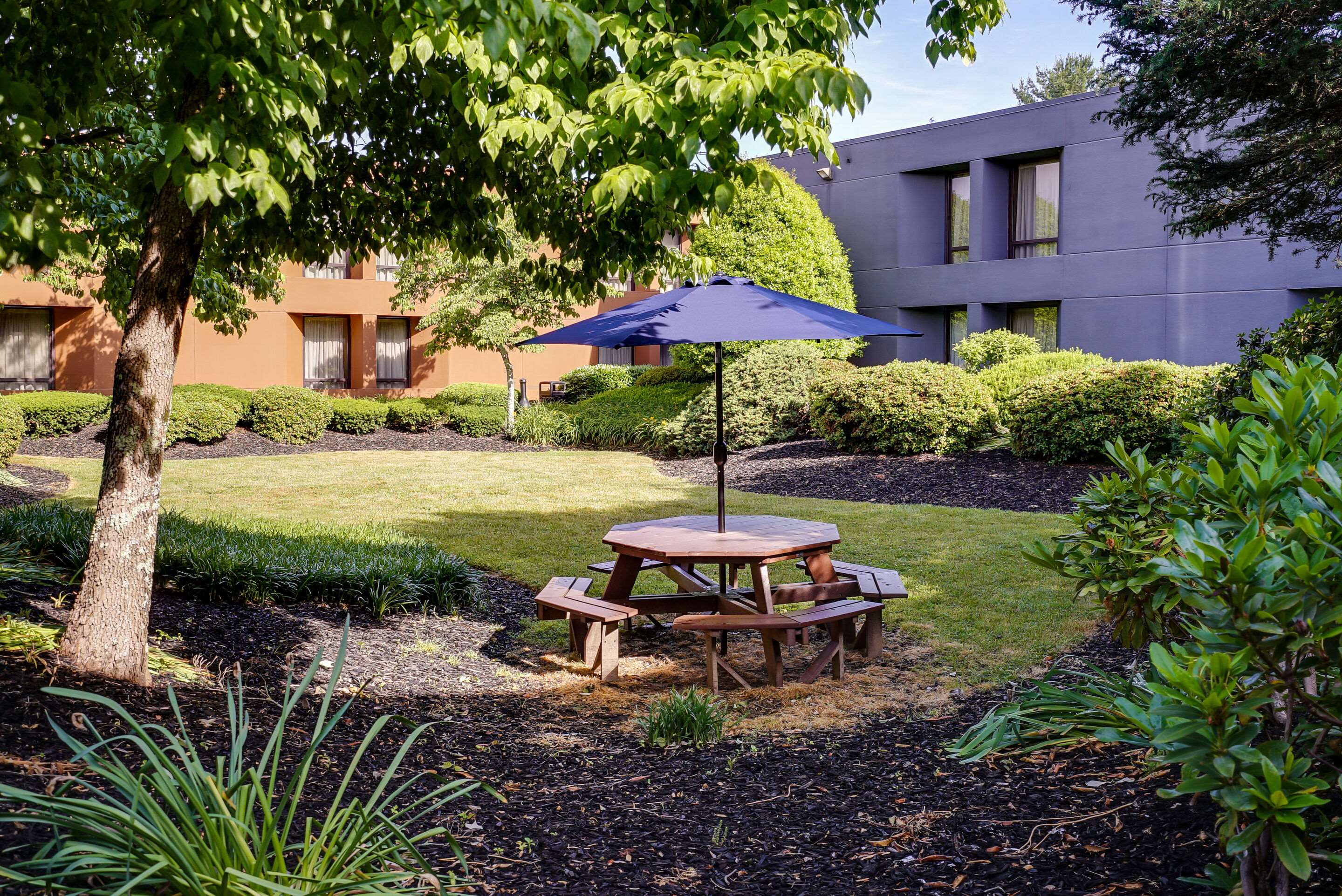Courtyard | Clarion Inn Asheville Airport