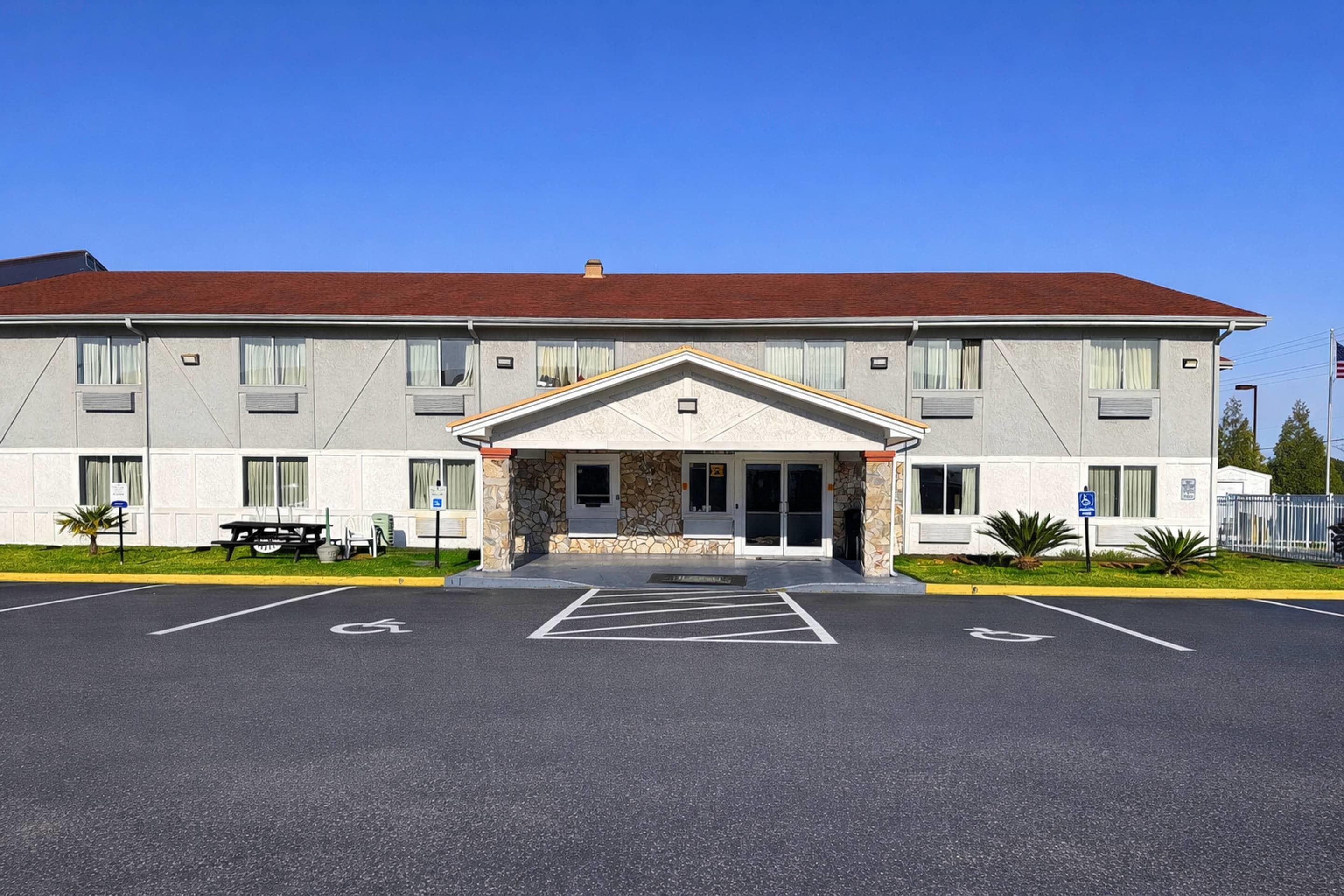 Hotel exterior | Rodeway Inn & Suites Jacksonville near Camp Lejeune
