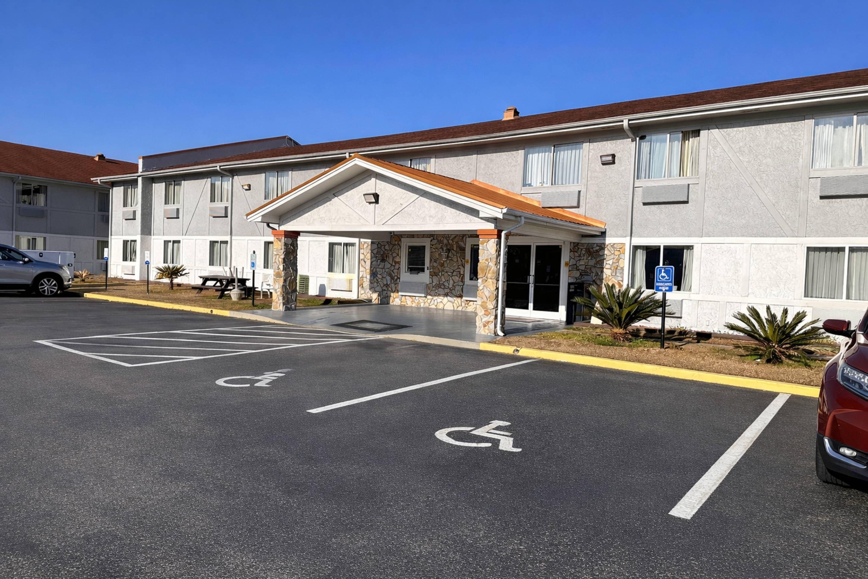 Hotel exterior | Rodeway Inn & Suites Jacksonville near Camp Lejeune