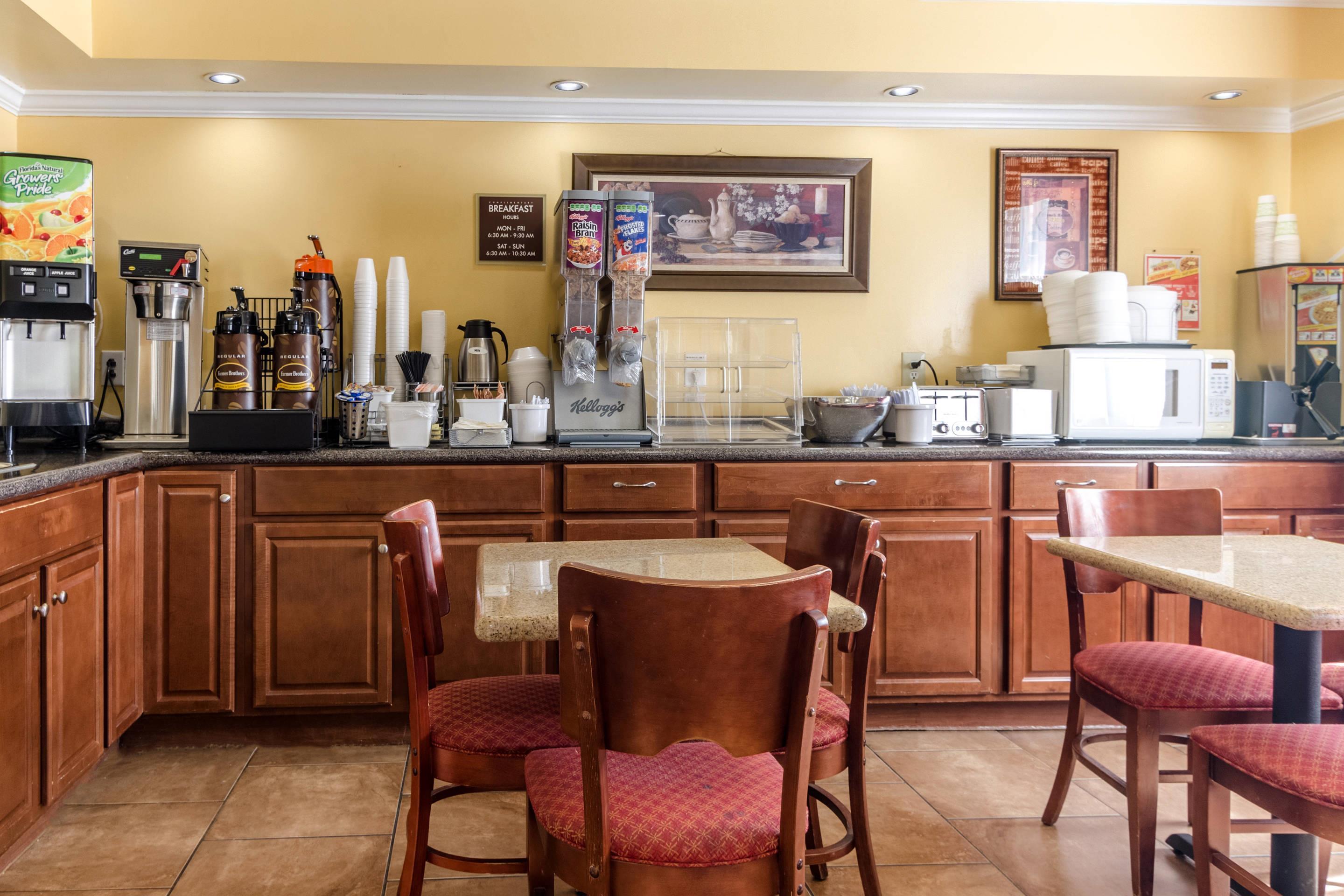 Breakfast area | Rodeway Inn & Suites Jacksonville near Camp Lejeune