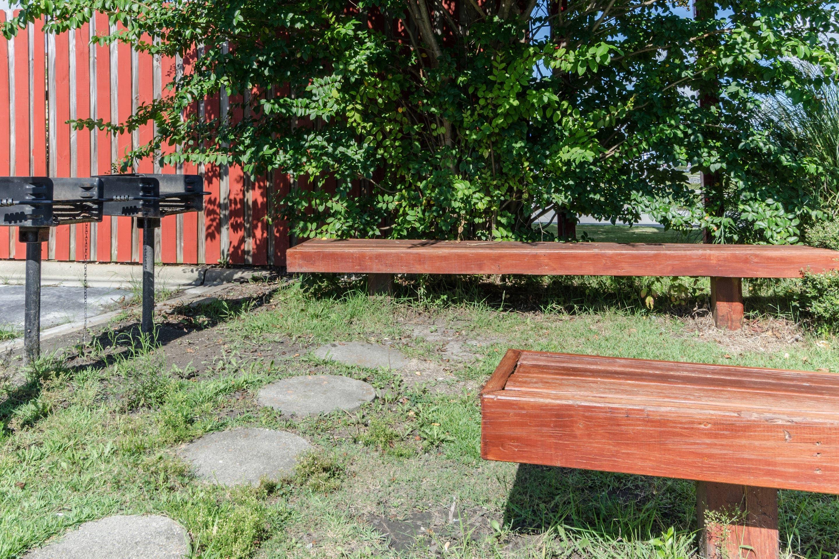 Barbecue area | Rodeway Inn & Suites Jacksonville near Camp Lejeune