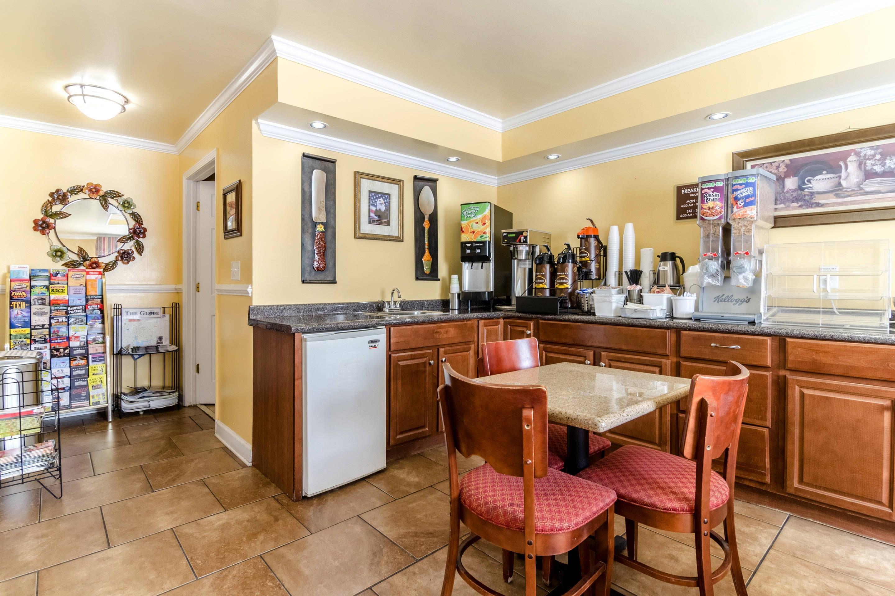Breakfast area | Rodeway Inn & Suites Jacksonville near Camp Lejeune