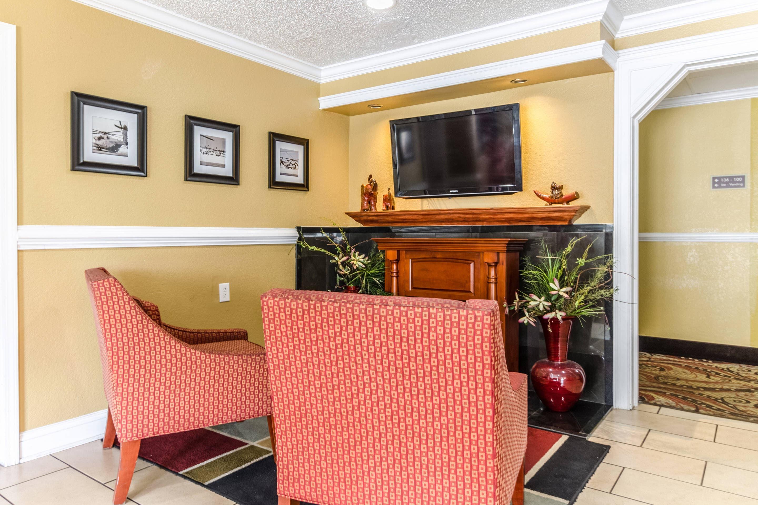 Lobby | Rodeway Inn & Suites Jacksonville near Camp Lejeune