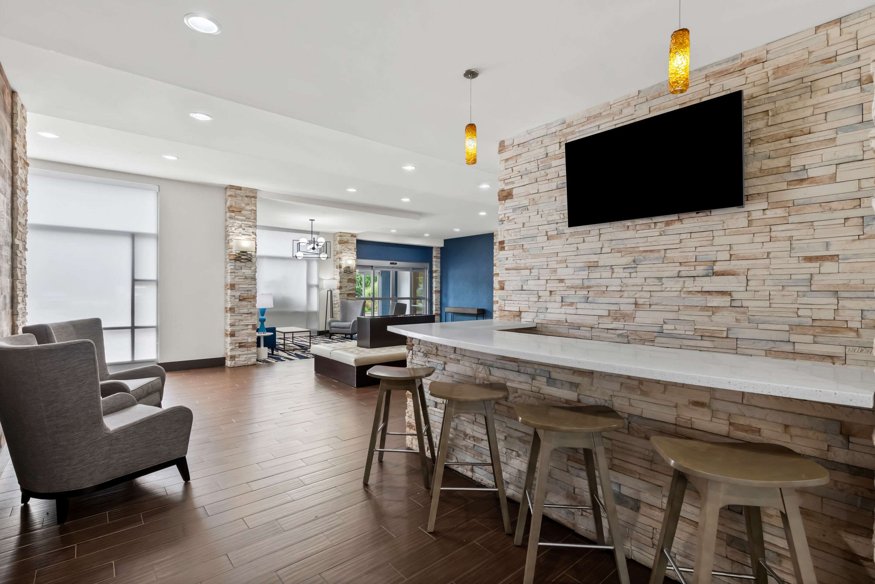 Lobby with sitting area | Comfort Inn Sylva - Cullowhee