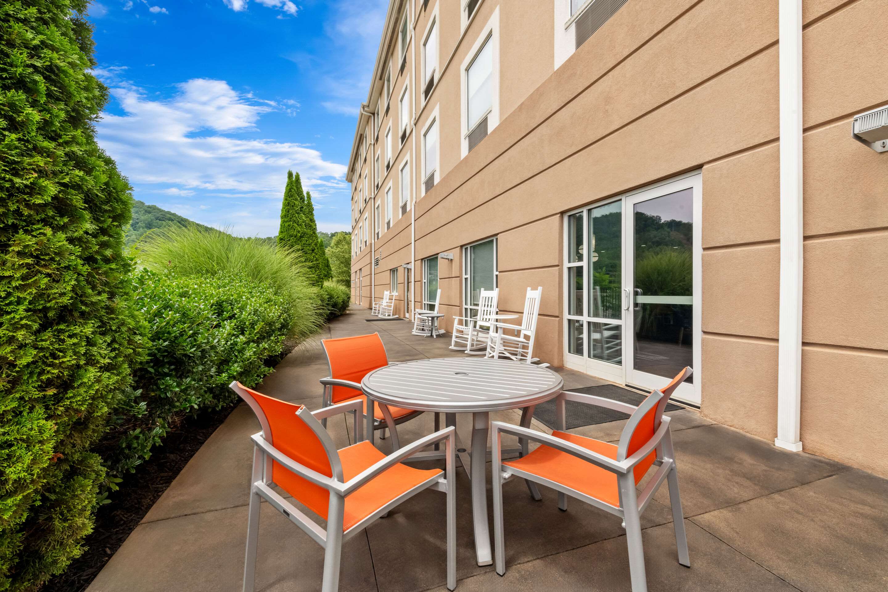 Hotel patio | Comfort Inn Sylva - Cullowhee