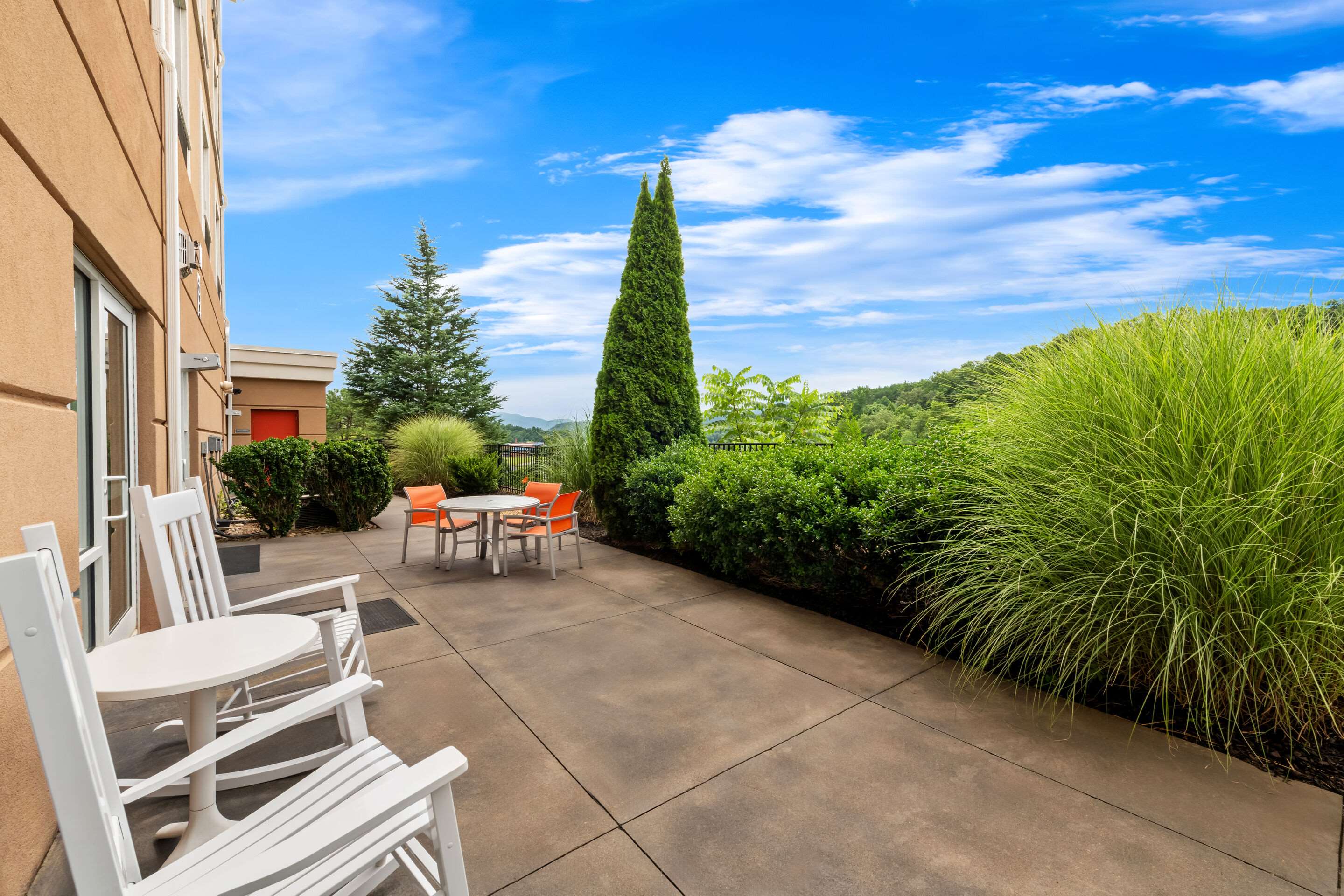 Hotel patio | Comfort Inn Sylva - Cullowhee