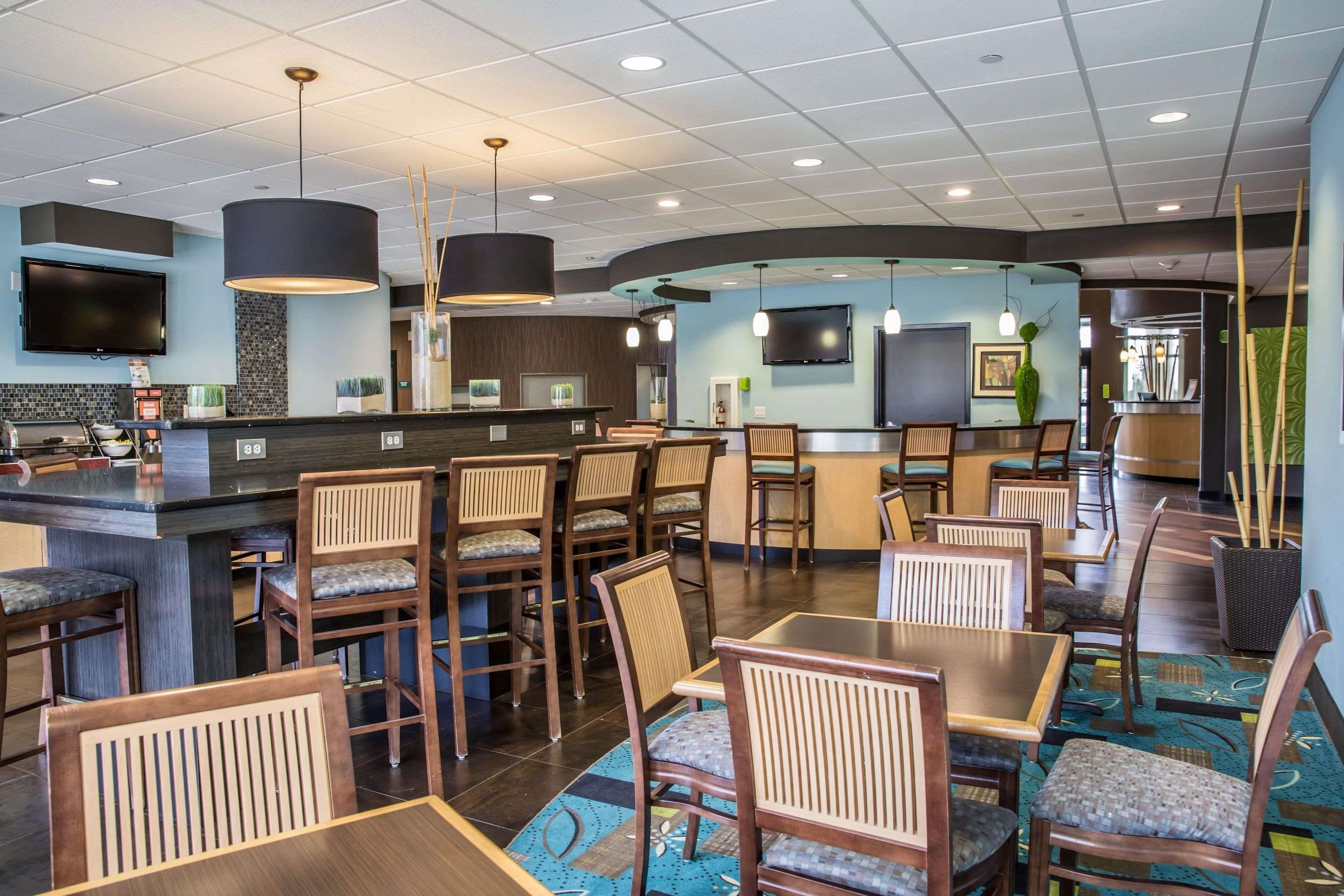 Breakfast area | Comfort Suites New Bern near Cherry Point